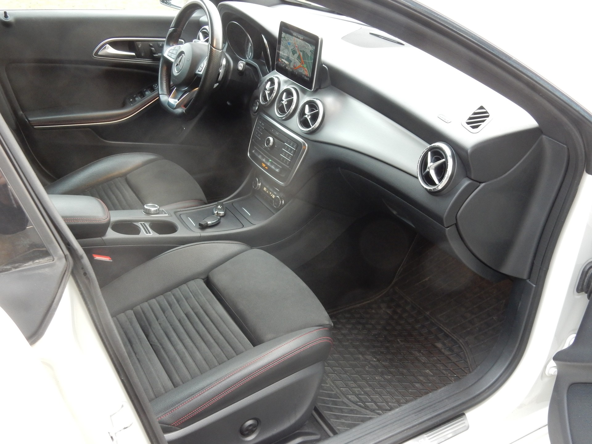 MERCEDES-BENZ CLA Shooting Brake 250 AMG Line 7G-DCT 4Matic-image-25