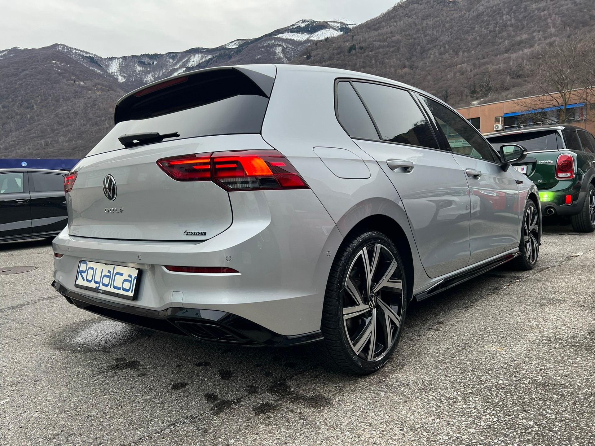 VW Golf 2.0 TDI R-Line DSG 4Motion-image-4