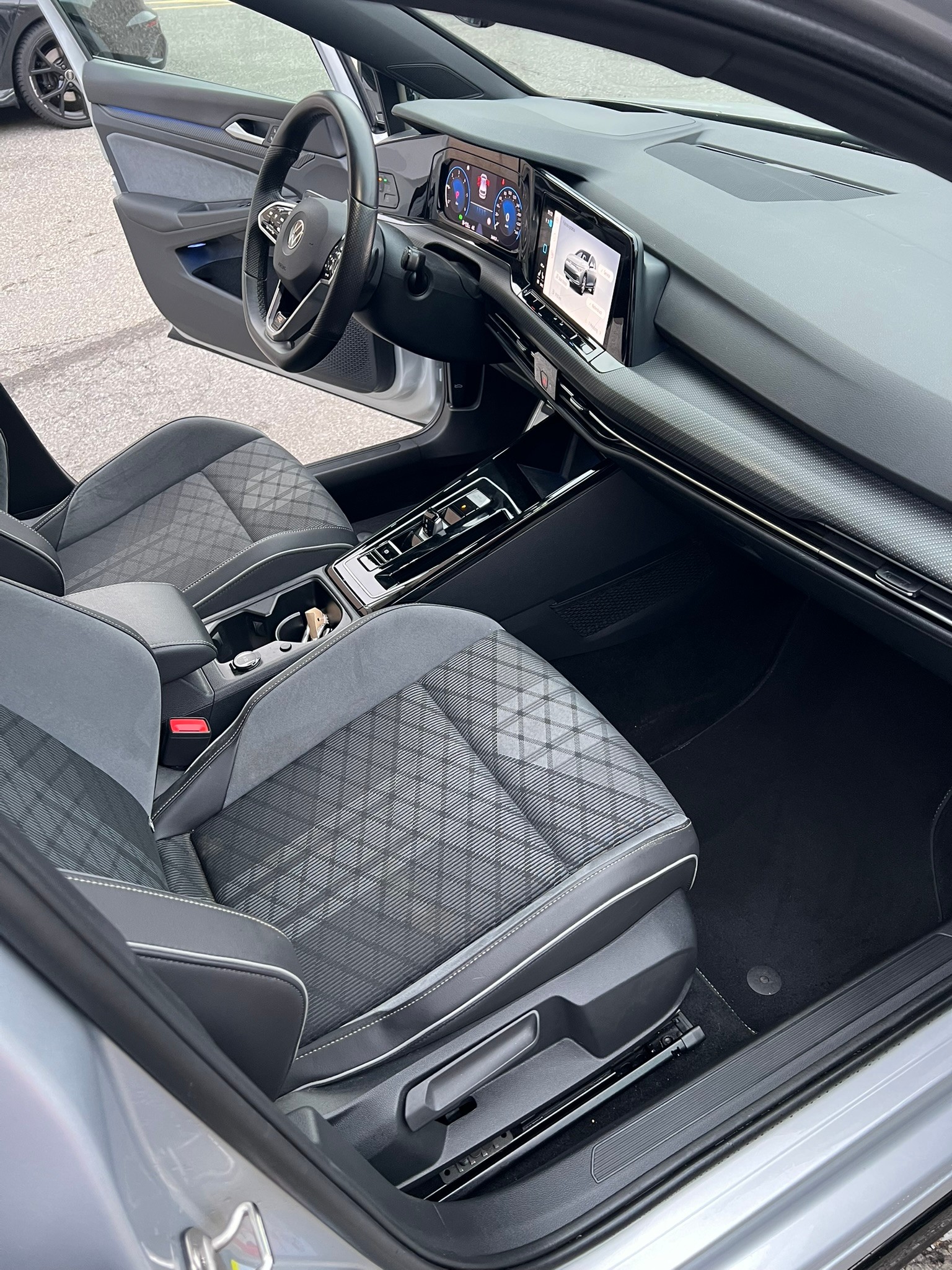 VW Golf 2.0 TDI R-Line DSG 4Motion-image-10