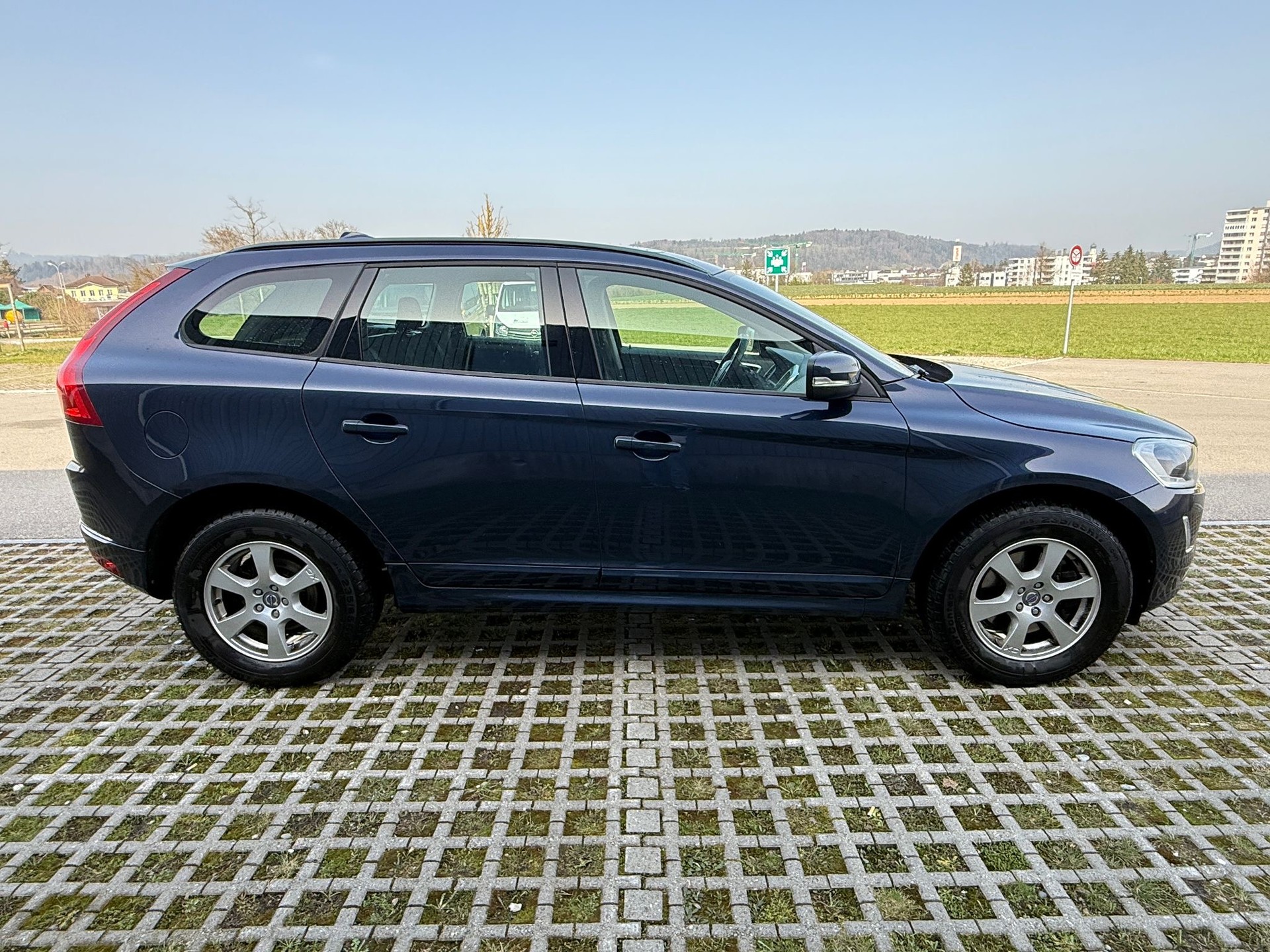 VOLVO XC60 D4 AWD Momentum Geartronic-showroom-element-3