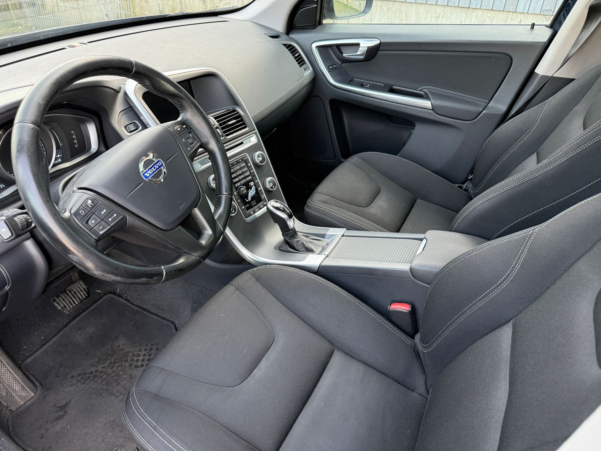 VOLVO XC60 D4 AWD Momentum Geartronic-image-13