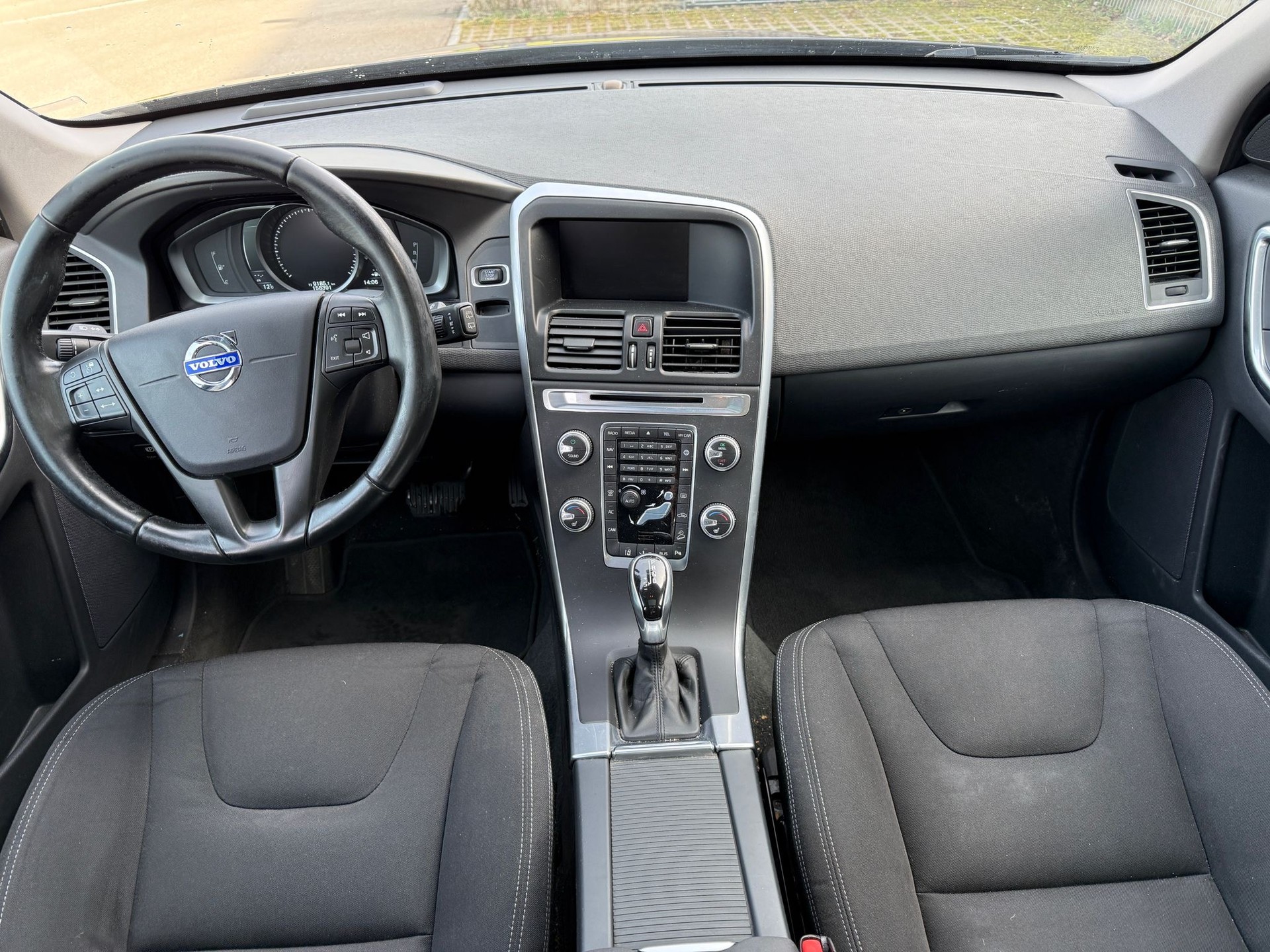 VOLVO XC60 D4 AWD Momentum Geartronic-image-12