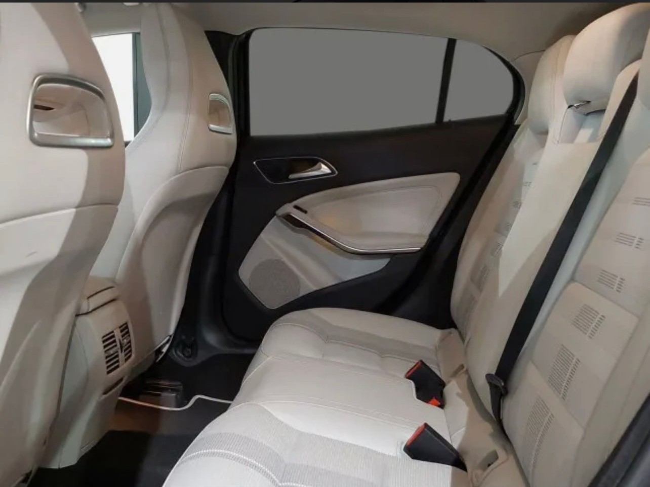 MERCEDES-BENZ GLA 200 Night Star 7G-DCT-image-4