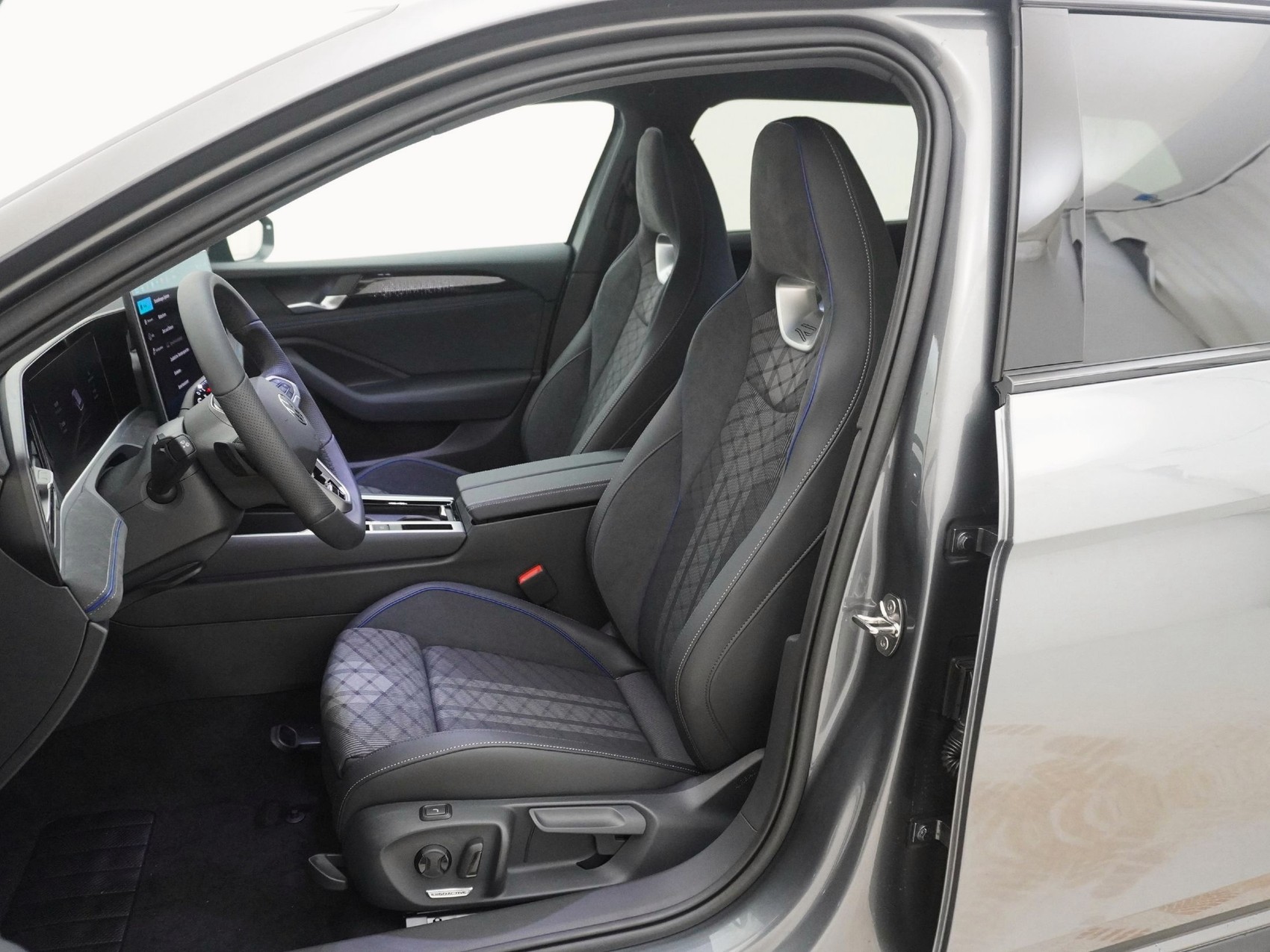 VW Passat Variant 2.0 TSI R-Line 4Motion DSG-image-12
