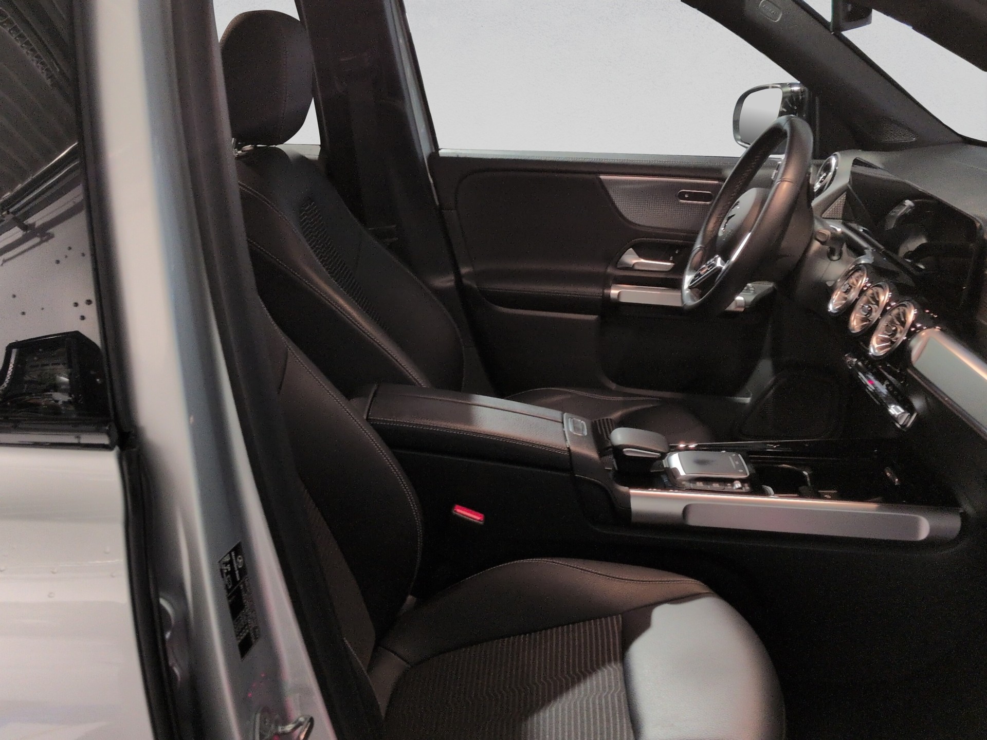 MERCEDES-BENZ GLB 200 Progressive 7G-Tronic-image-16