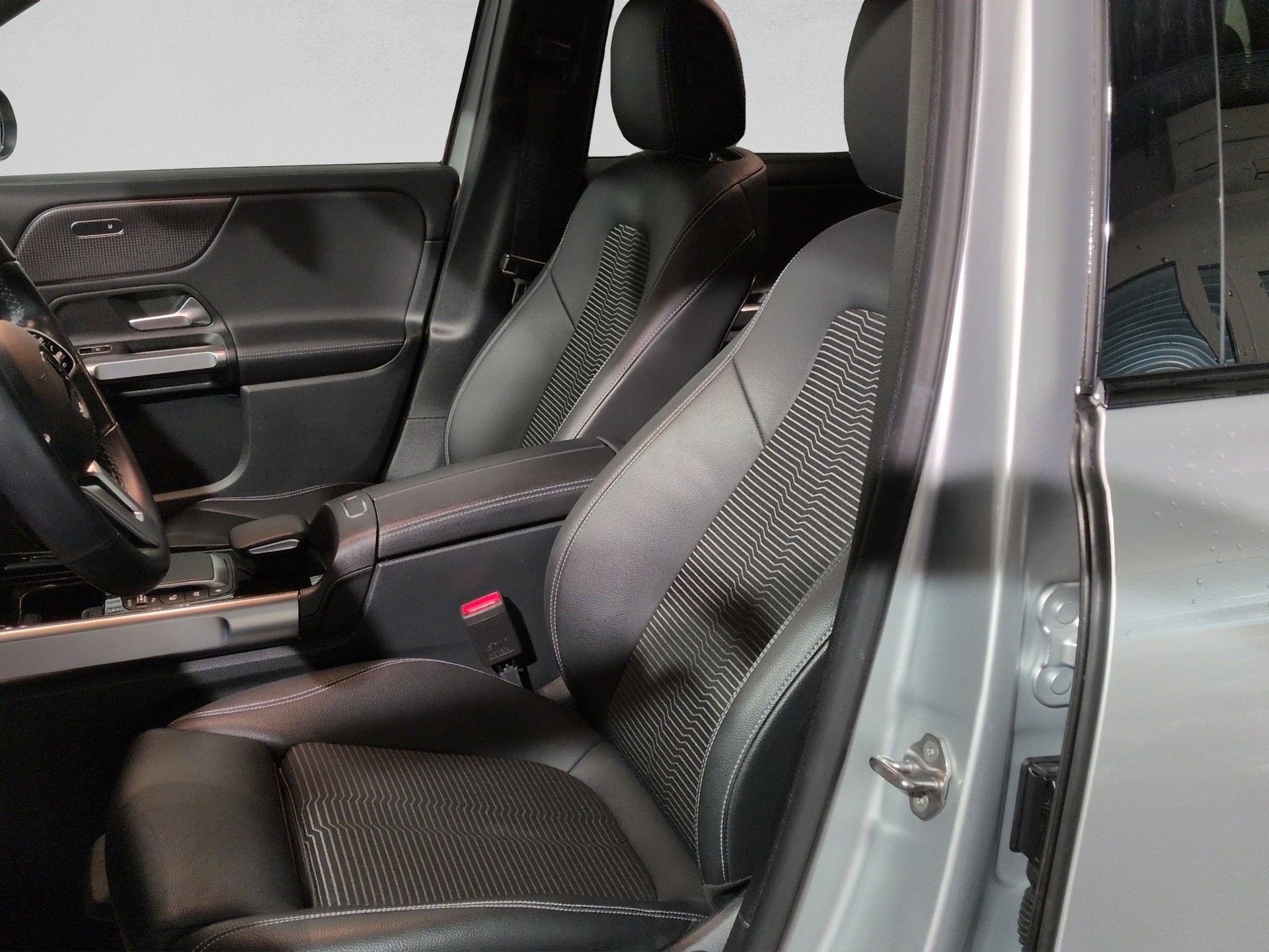 MERCEDES-BENZ GLB 200 Progressive 7G-Tronic-image-8