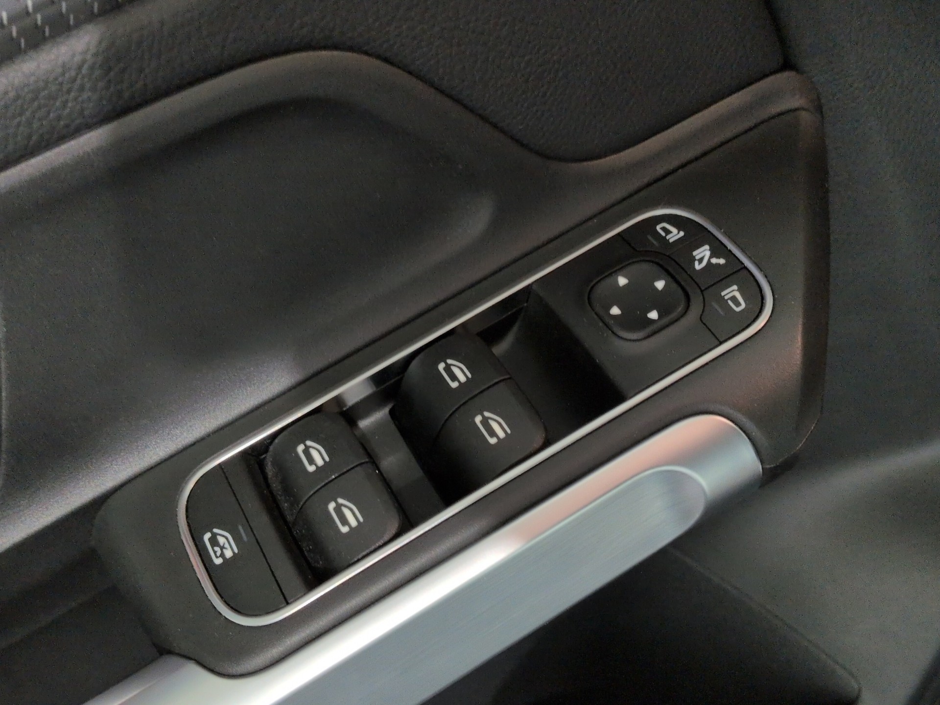 MERCEDES-BENZ GLB 200 Progressive 7G-Tronic-image-22