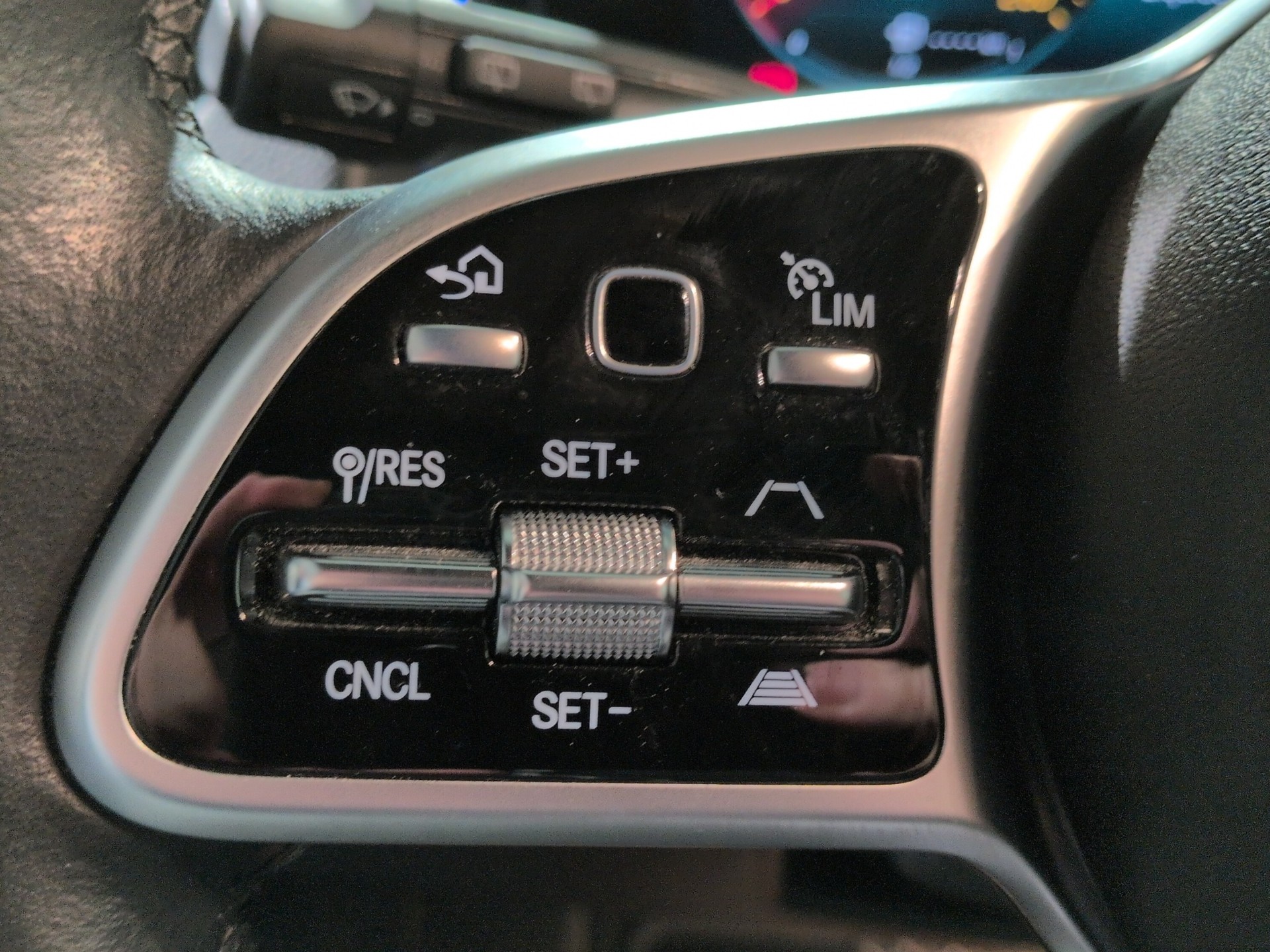 MERCEDES-BENZ GLB 200 Progressive 7G-Tronic-image-18