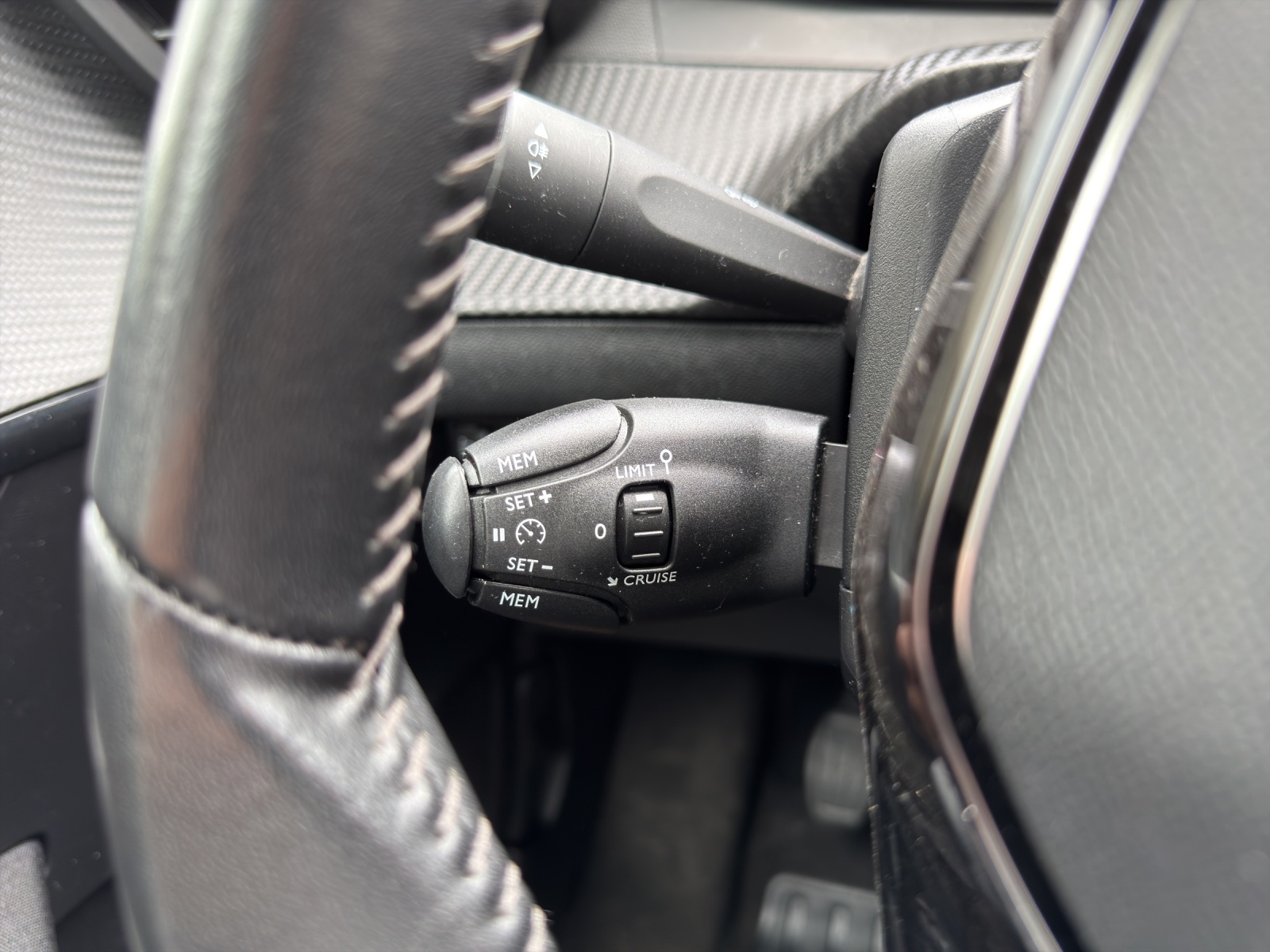 PEUGEOT 208 1.5 BlueHDi Active Pack-image-23