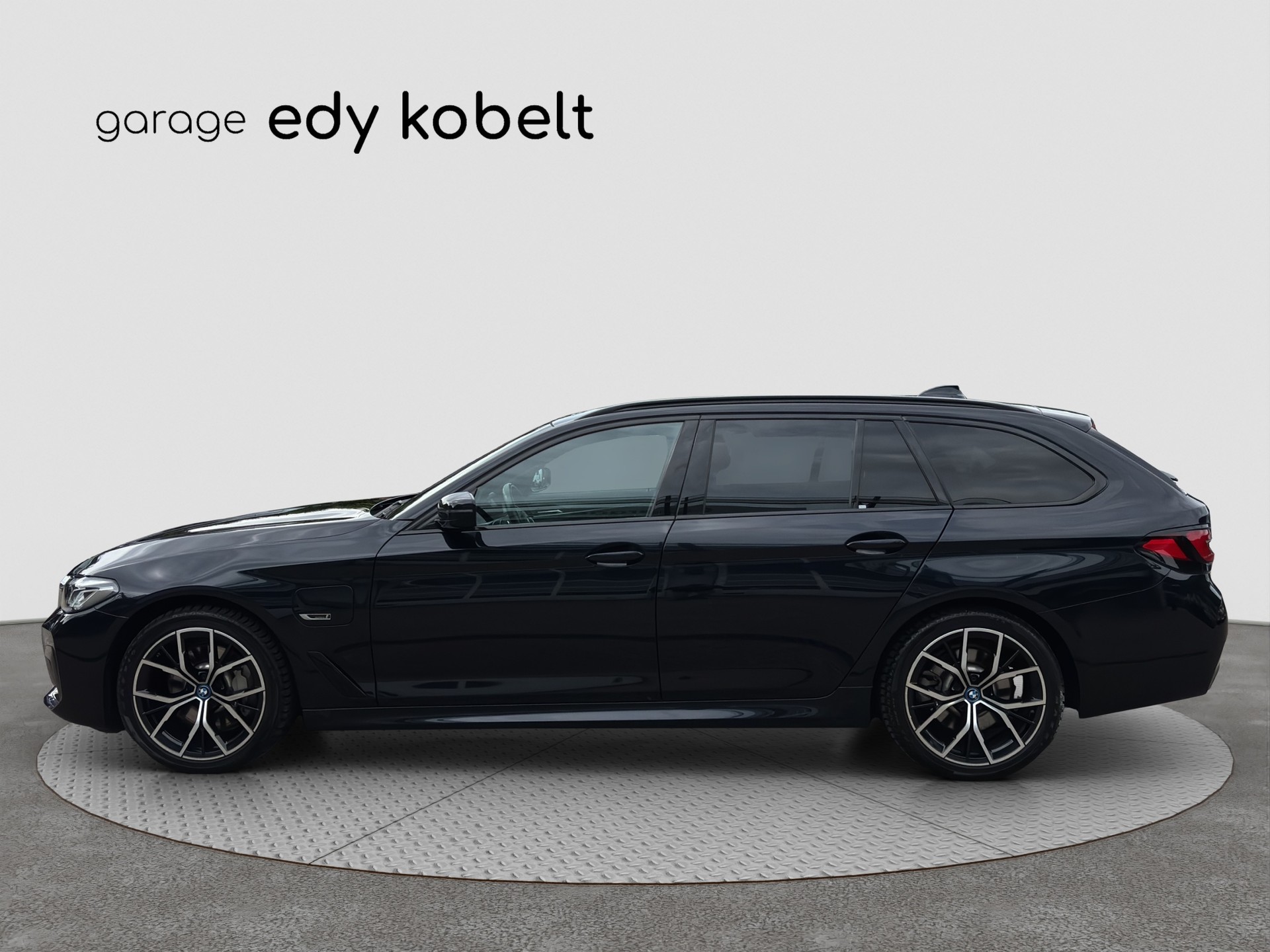 BMW 530e xDrive Touring Pure M Sport Steptronic-showroom-element-1