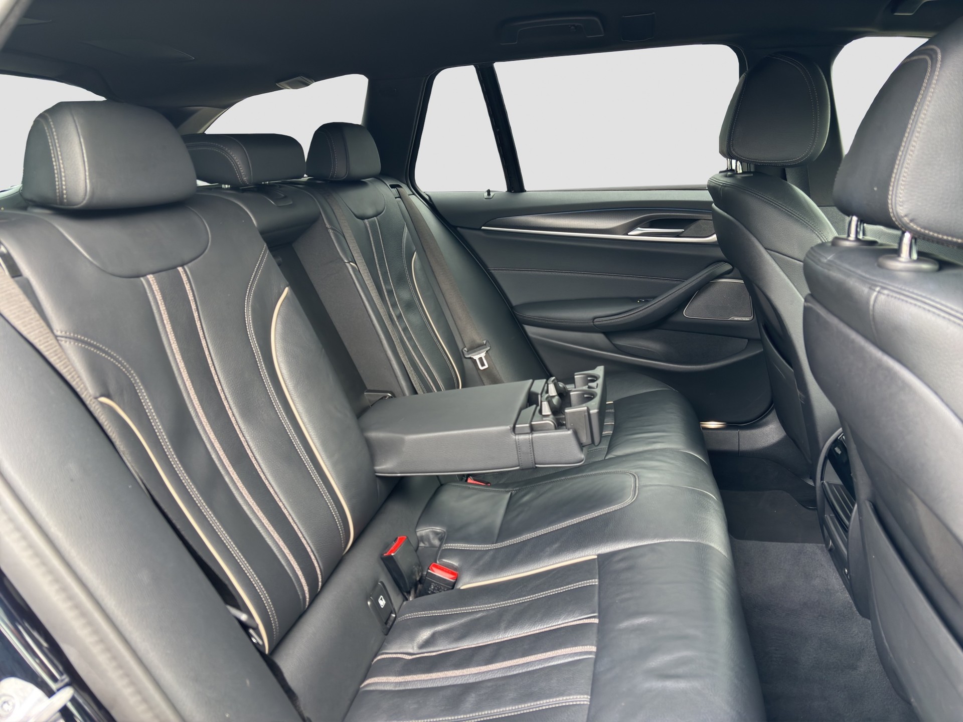 BMW 530e xDrive Touring Pure M Sport Steptronic-image-16