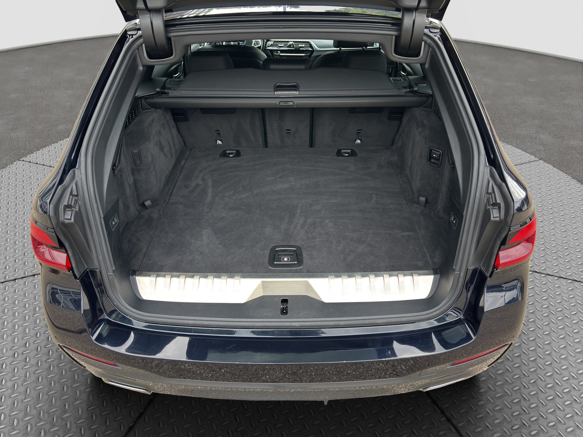 BMW 530e xDrive Touring Pure M Sport Steptronic-image-18