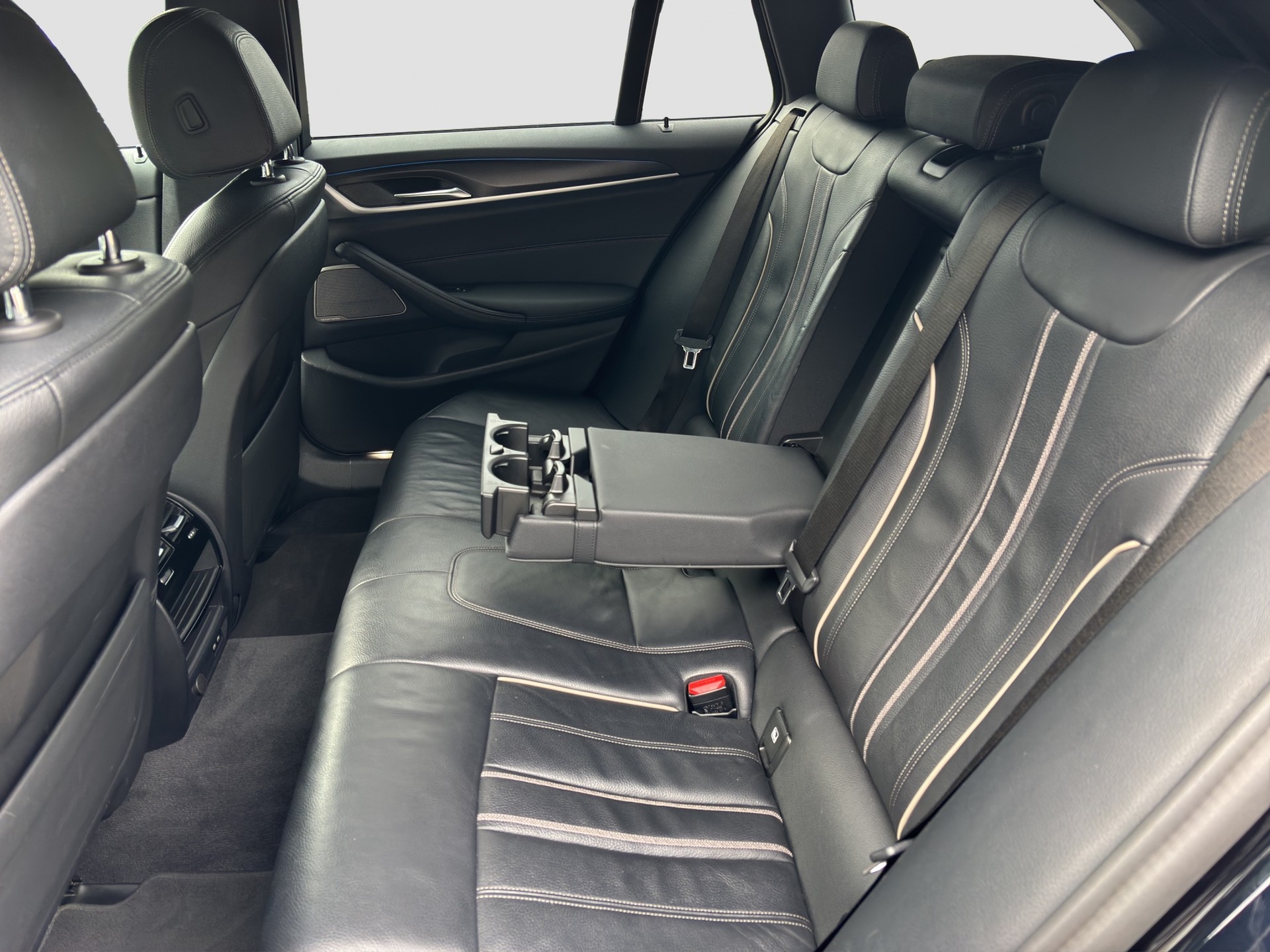 BMW 530e xDrive Touring Pure M Sport Steptronic-image-17
