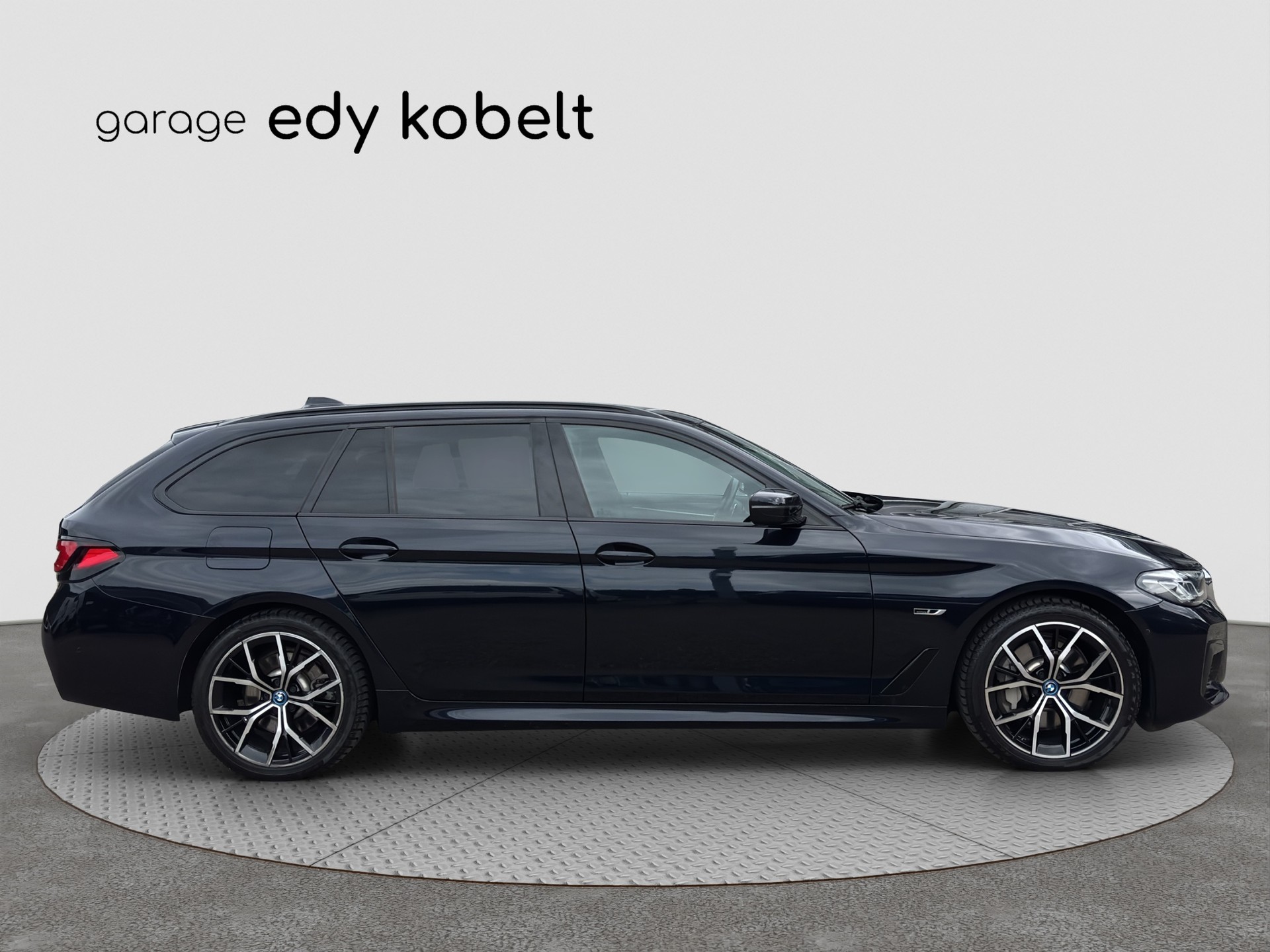 BMW 530e xDrive Touring Pure M Sport Steptronic-image-21