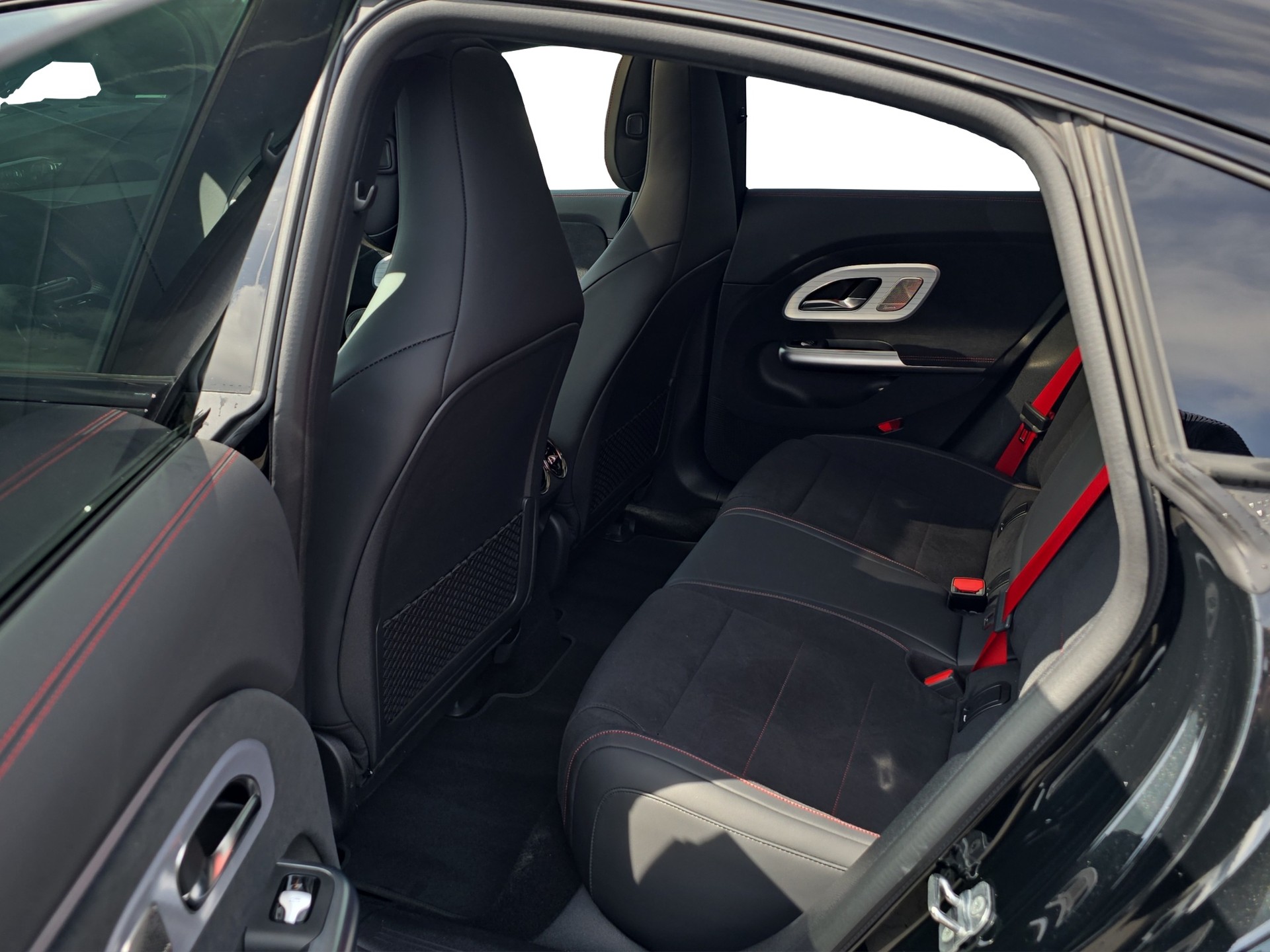 MERCEDES-BENZ CLA 350 4 Matic 85 kWh EQ-image-9