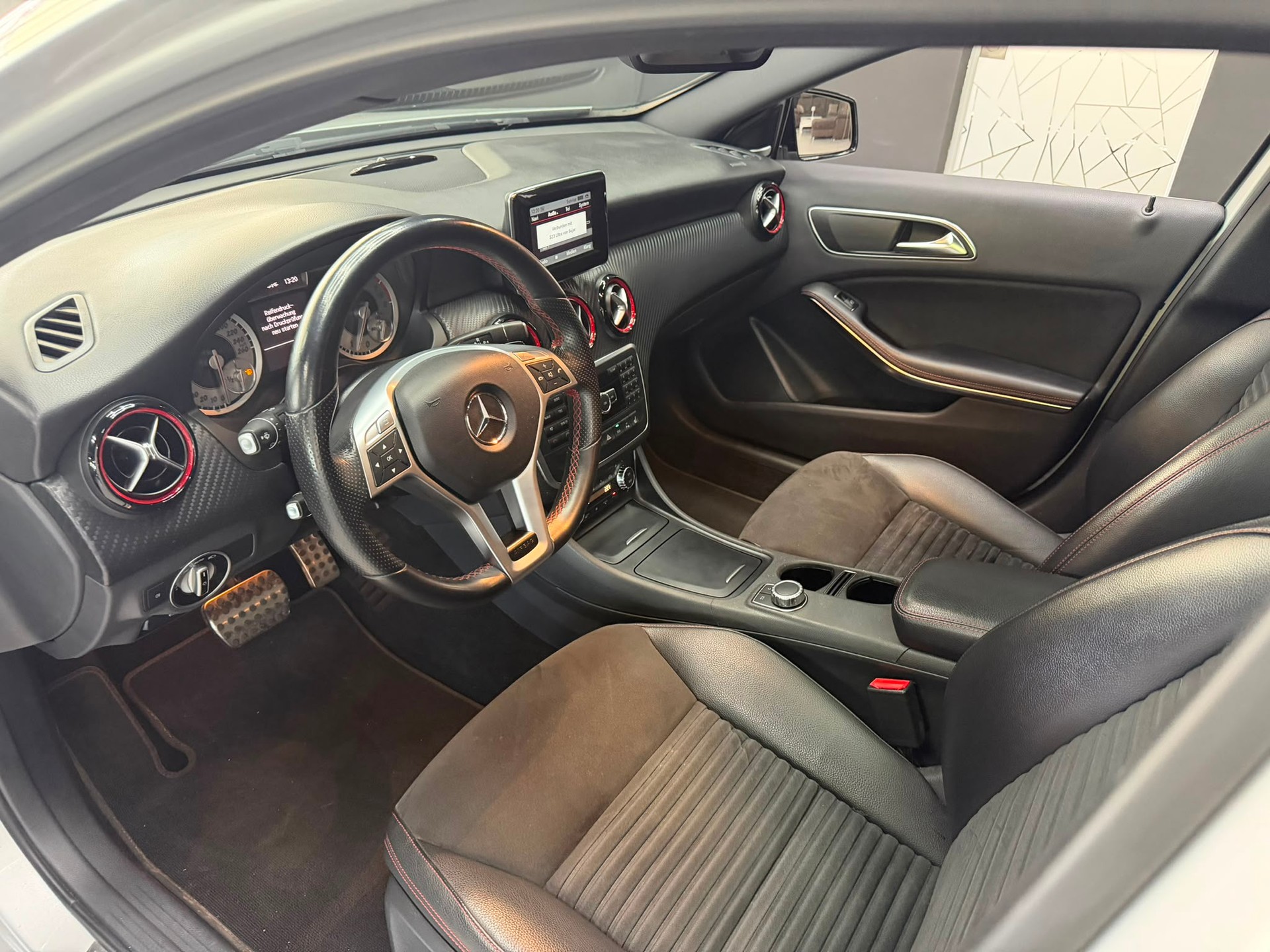 MERCEDES-BENZ A 250 Sport 7G-DCT-showroom-element-3