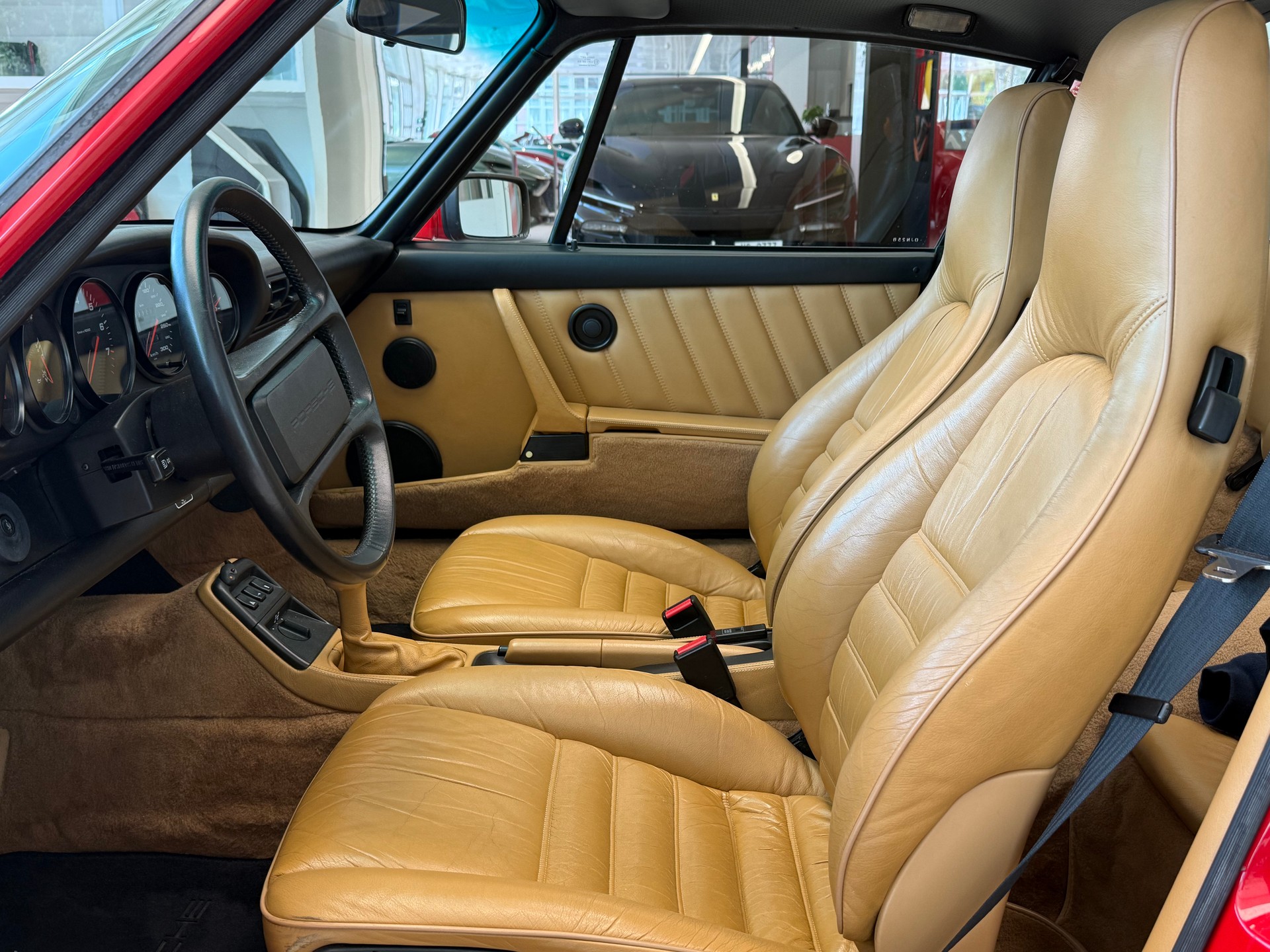 PORSCHE 911 Carrera 4-image-9