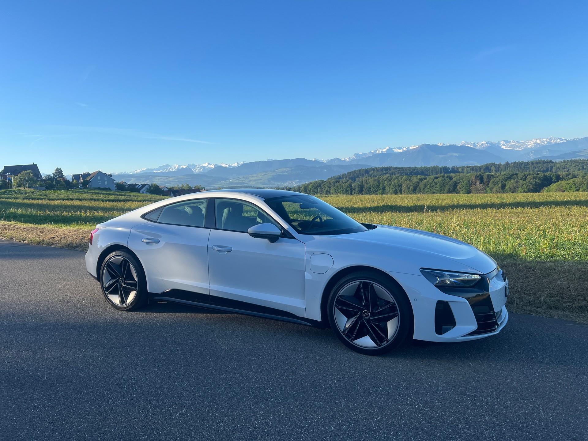 AUDI e-tron GT quattro-image-1