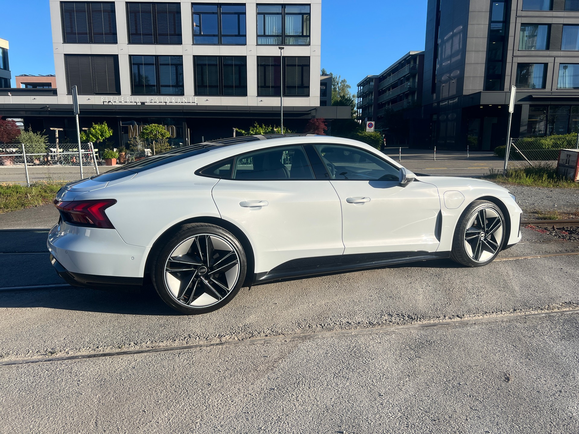 AUDI e-tron GT quattro-image-1