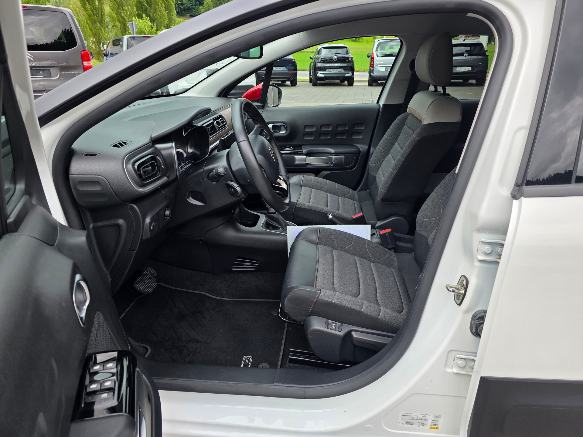 CITROEN C3 1.2i PureTech Shine EAT6-image-9