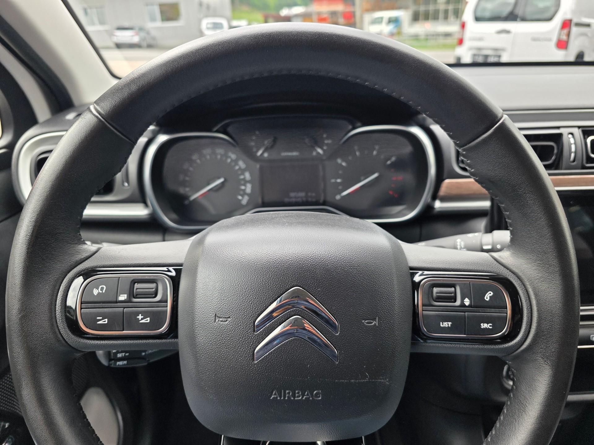 CITROEN C3 1.2i PureTech Shine EAT6-image-10