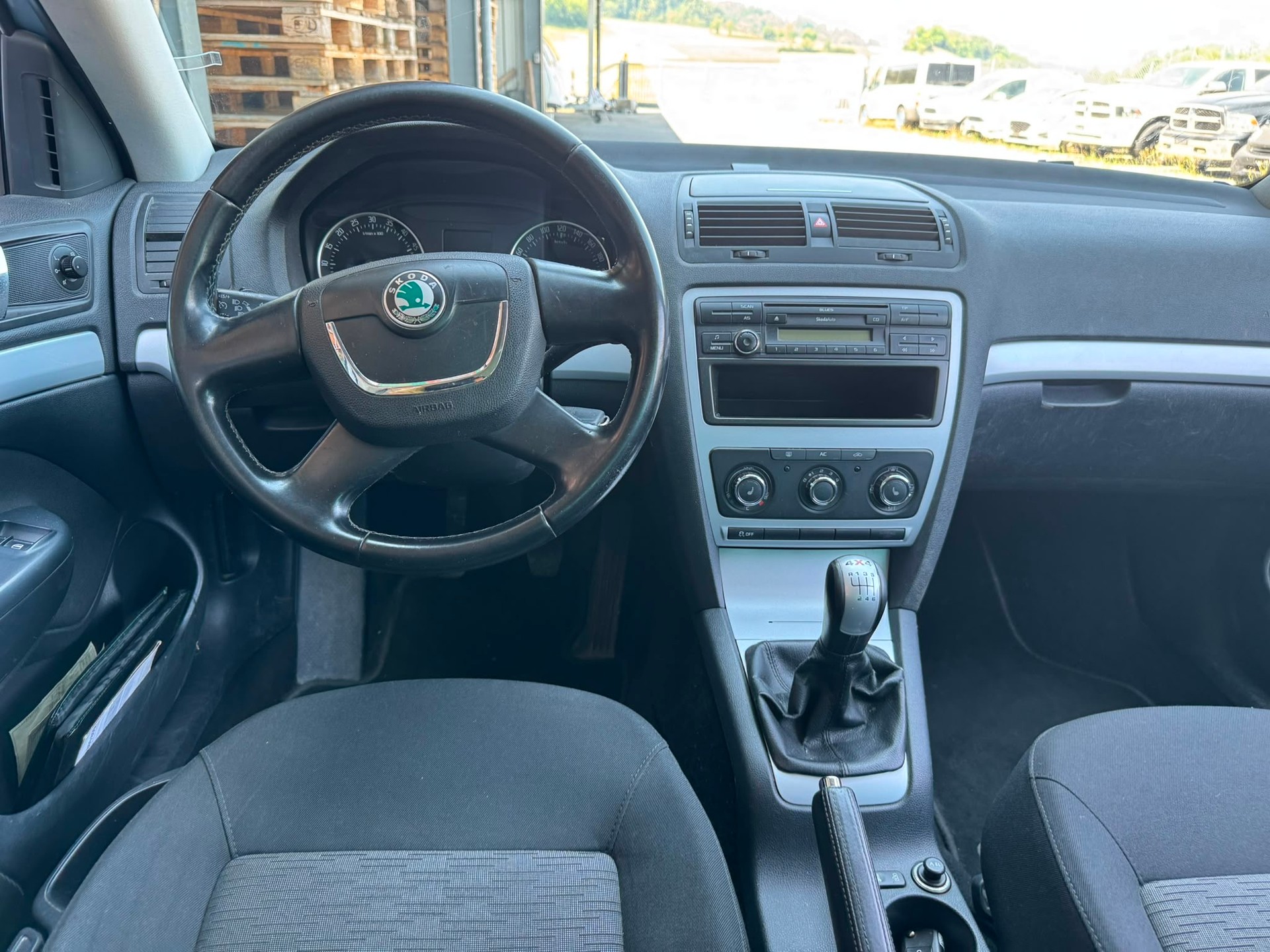 SKODA Octavia Combi 1.6 TDI Stöckli 4x4-image-8