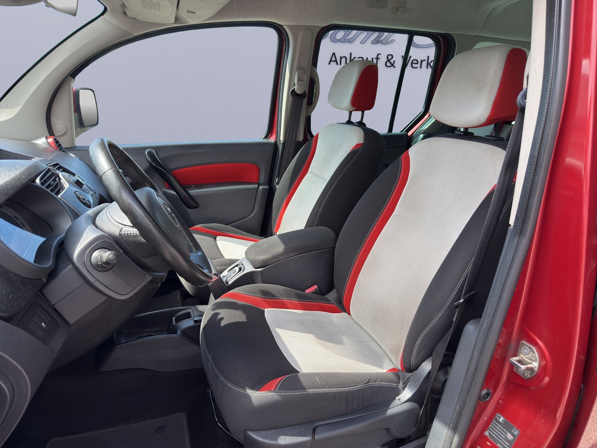 RENAULT Kangoo 1.5 dCi Happy Family-image-12