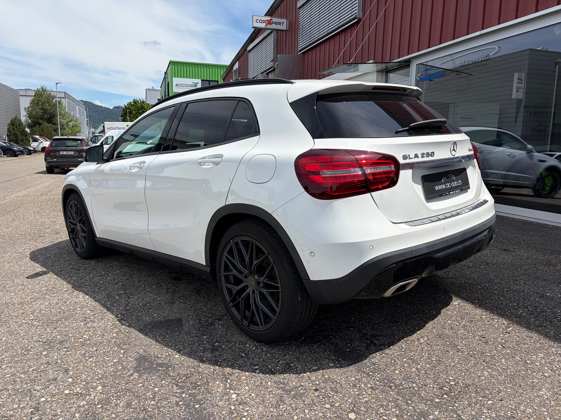 MERCEDES-BENZ GLA 250 Urban Swiss Star 4Matic 7G-DCT-showroom-element-3