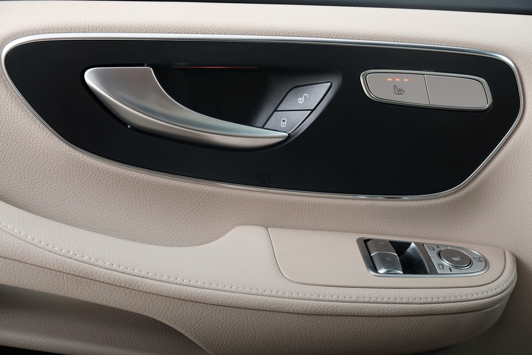 MERCEDES-BENZ V 250 d extralang 4Matic Avantgarde 9G-Tronic-image-9
