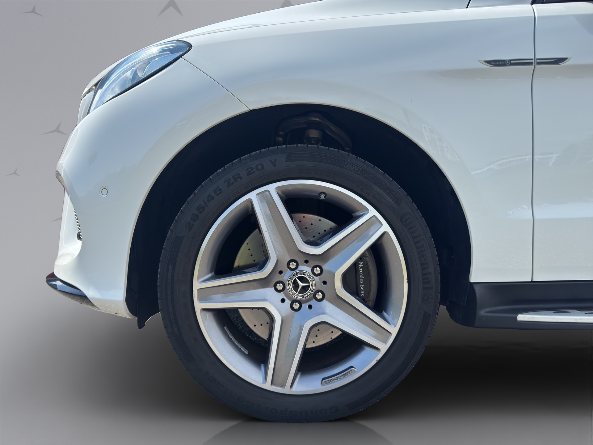 MERCEDES-BENZ GLE 400 Executive AMG Line-showroom-element-2