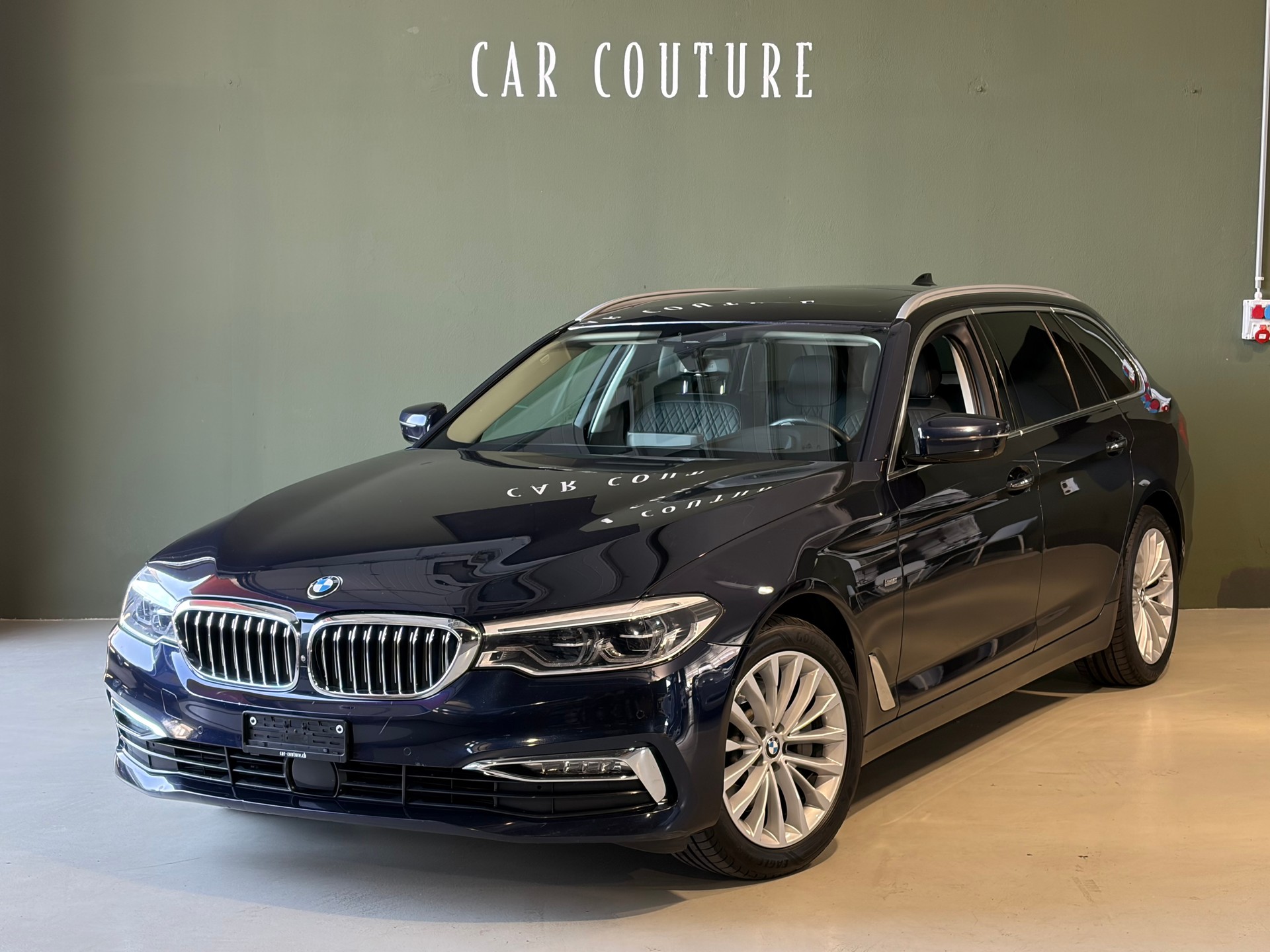BMW 530d xDrive Touring Luxury Line Steptronic *CH-Fahrzeug*Ab MFK*-showroom-element-1