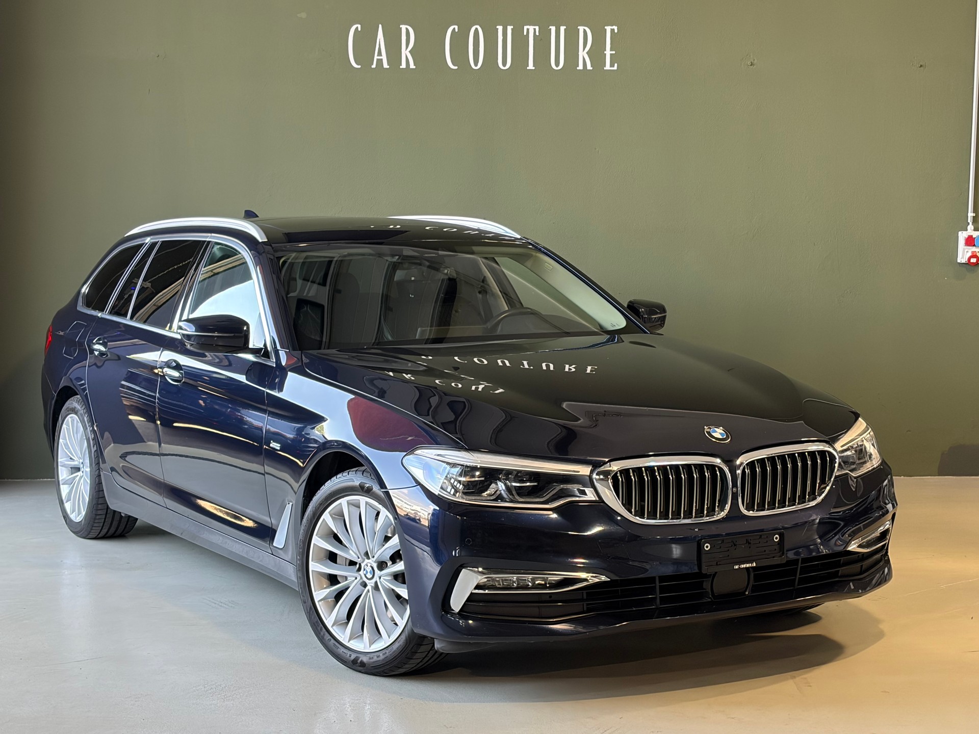 BMW 530d xDrive Touring Luxury Line Steptronic *CH-Fahrzeug*Ab MFK*-showroom-element-2