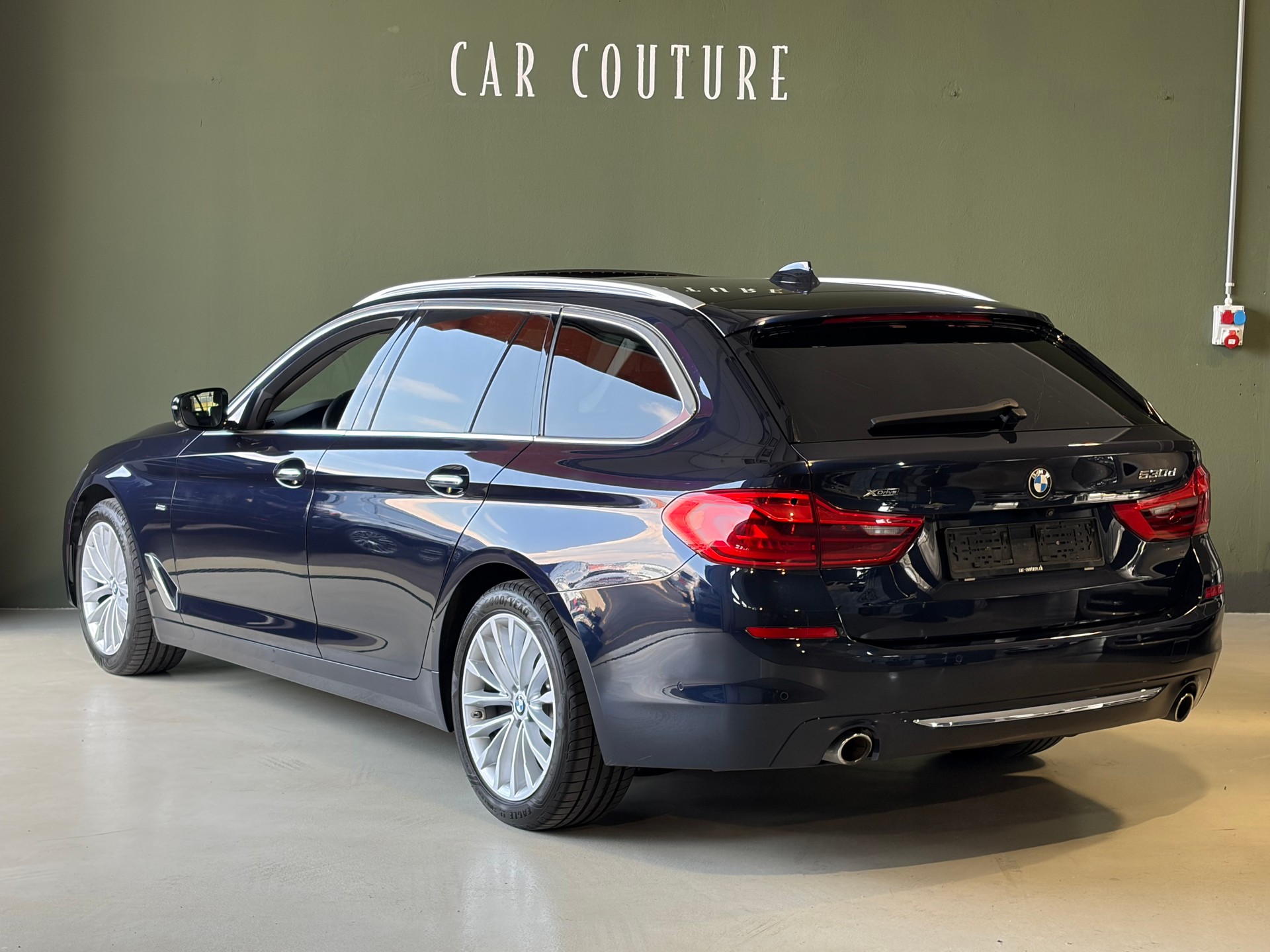 BMW 530d xDrive Touring Luxury Line Steptronic *CH-Fahrzeug*Ab MFK*-showroom-element-3