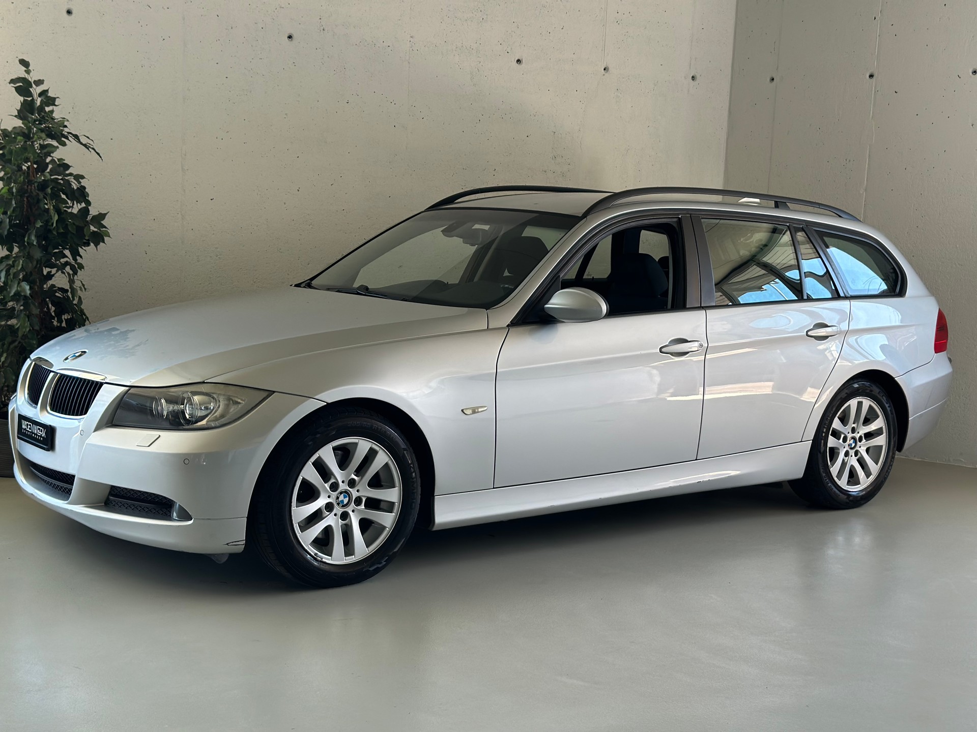 BMW 320i Touring Access-showroom-element-1