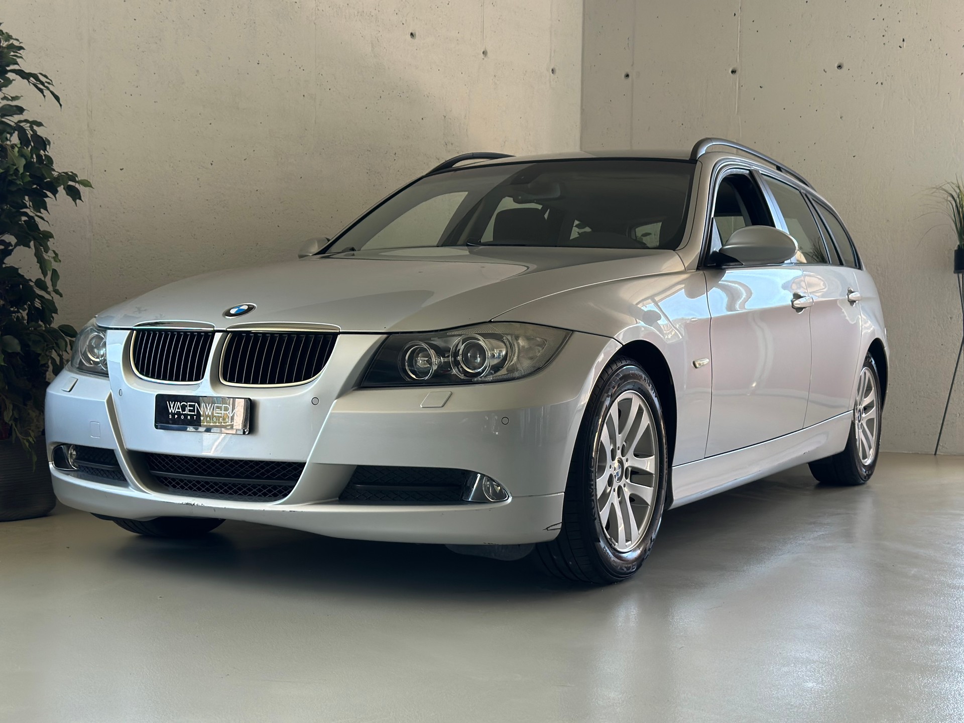 BMW 320i Touring Access-showroom-element-2