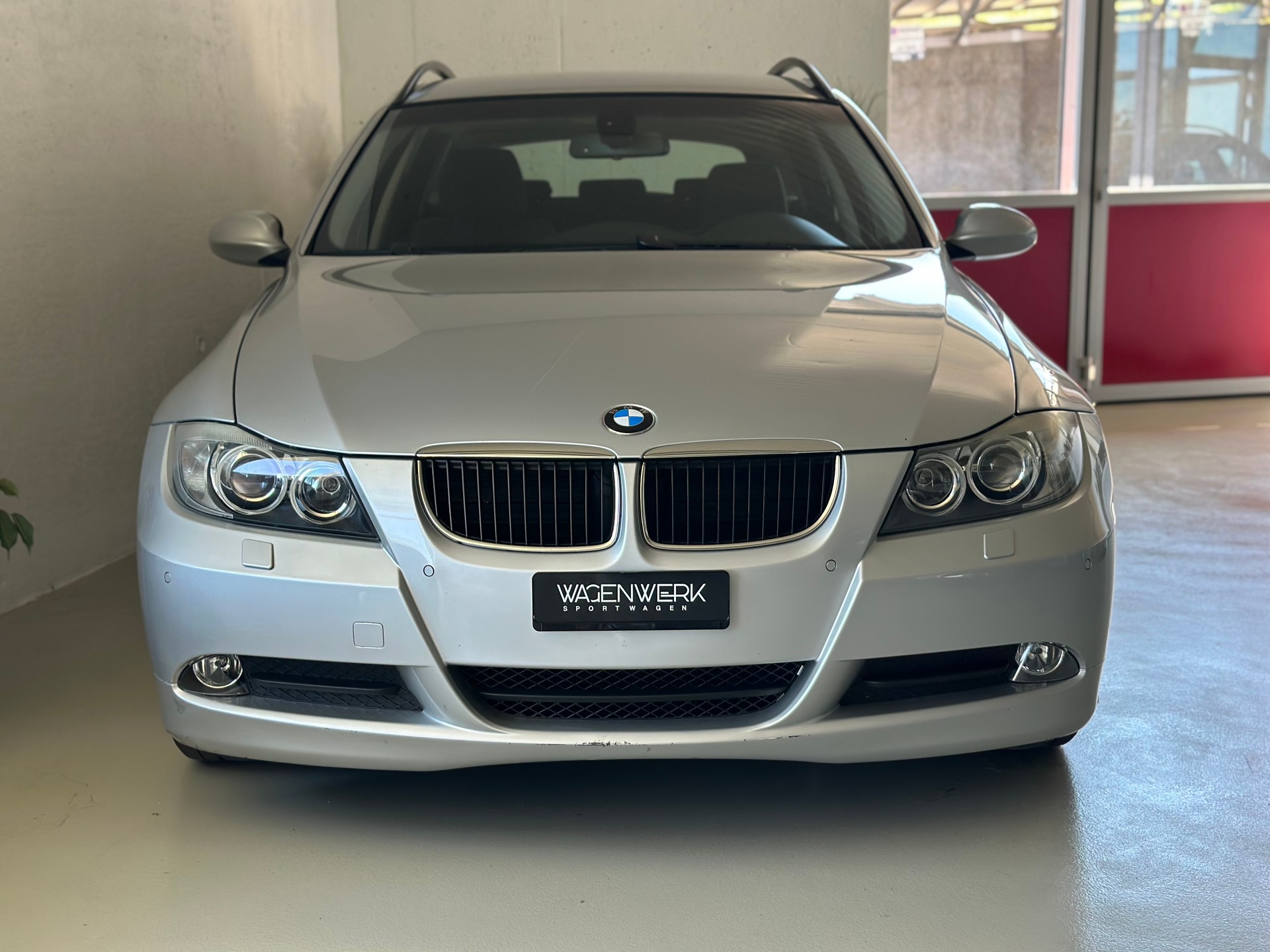 BMW 320i Touring Access-showroom-element-3