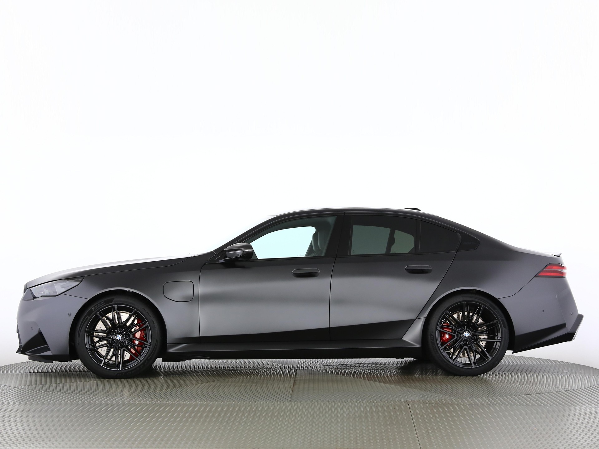 BMW M5 Limousine-showroom-element-2