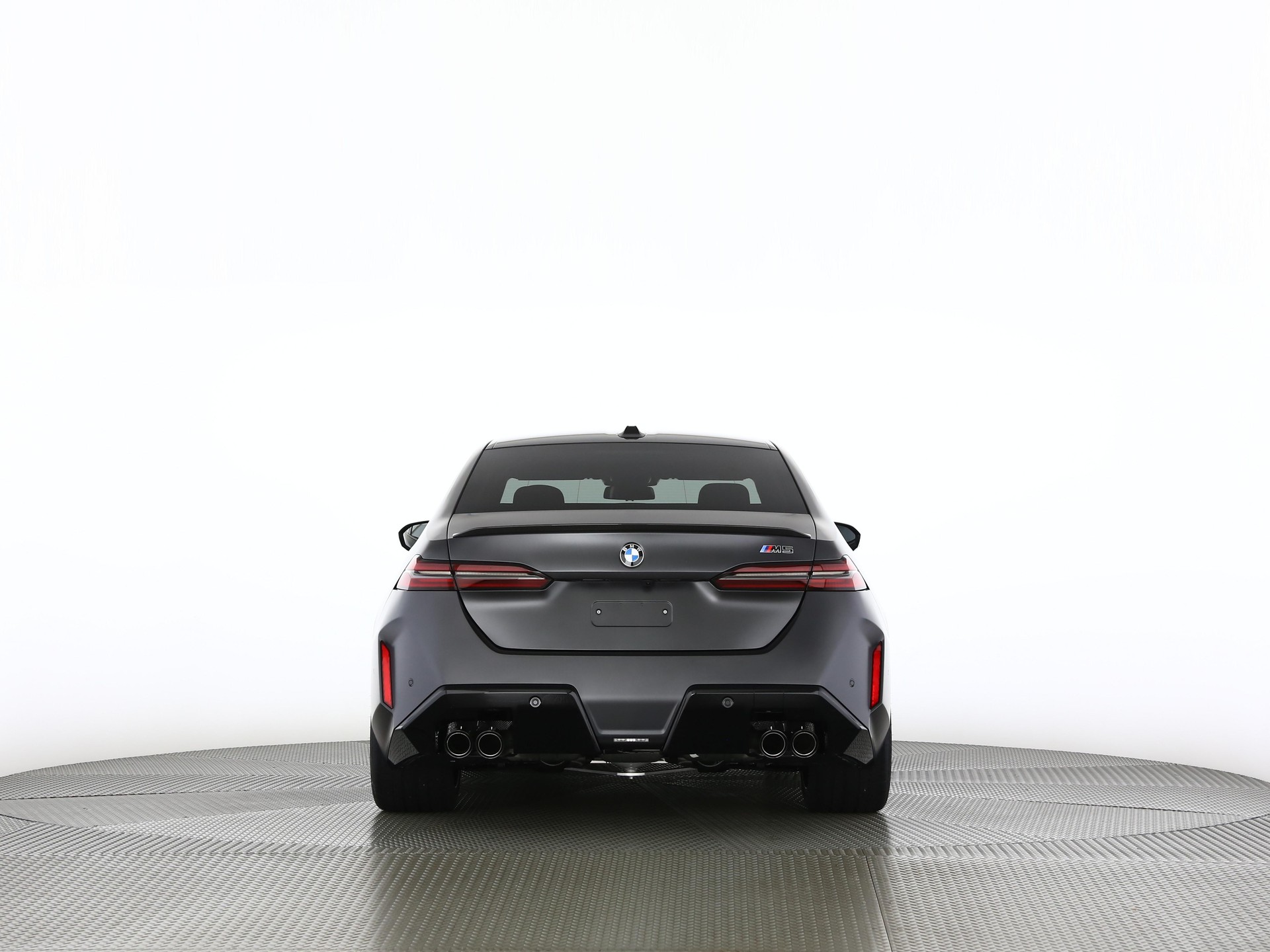 BMW M5 Limousine-showroom-element-3