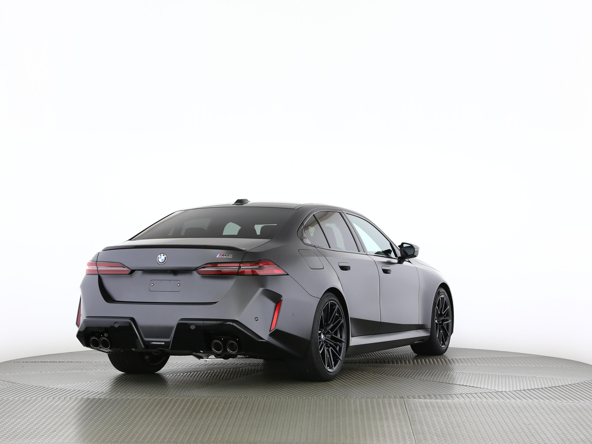 BMW M5 Limousine-showroom-element-1