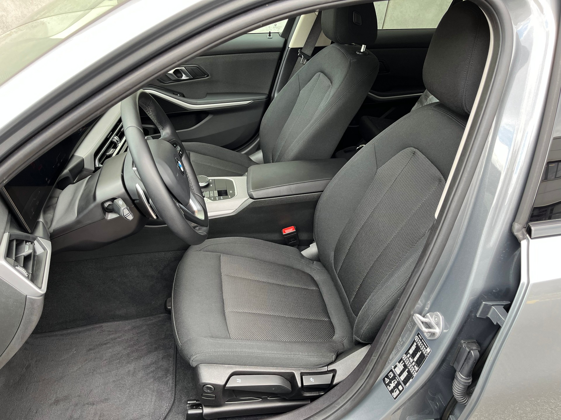 BMW 320d xDrive-image-5