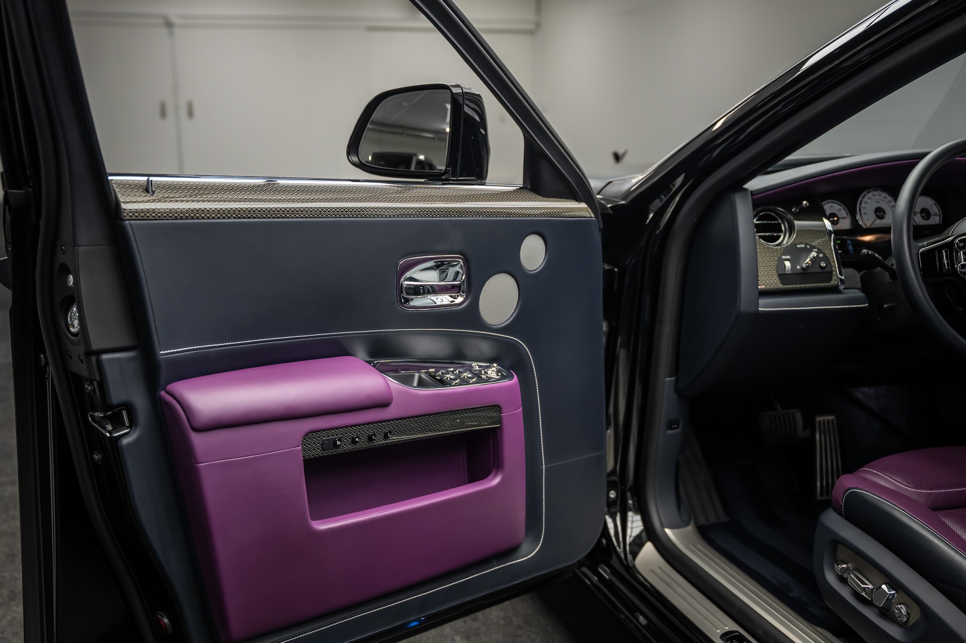 ROLLS-ROYCE * GHOST BLACK BADGE * BESPOKE TAILORED PURPLE INTERIEUR * EINMALIG IN EUROPA *-image-28