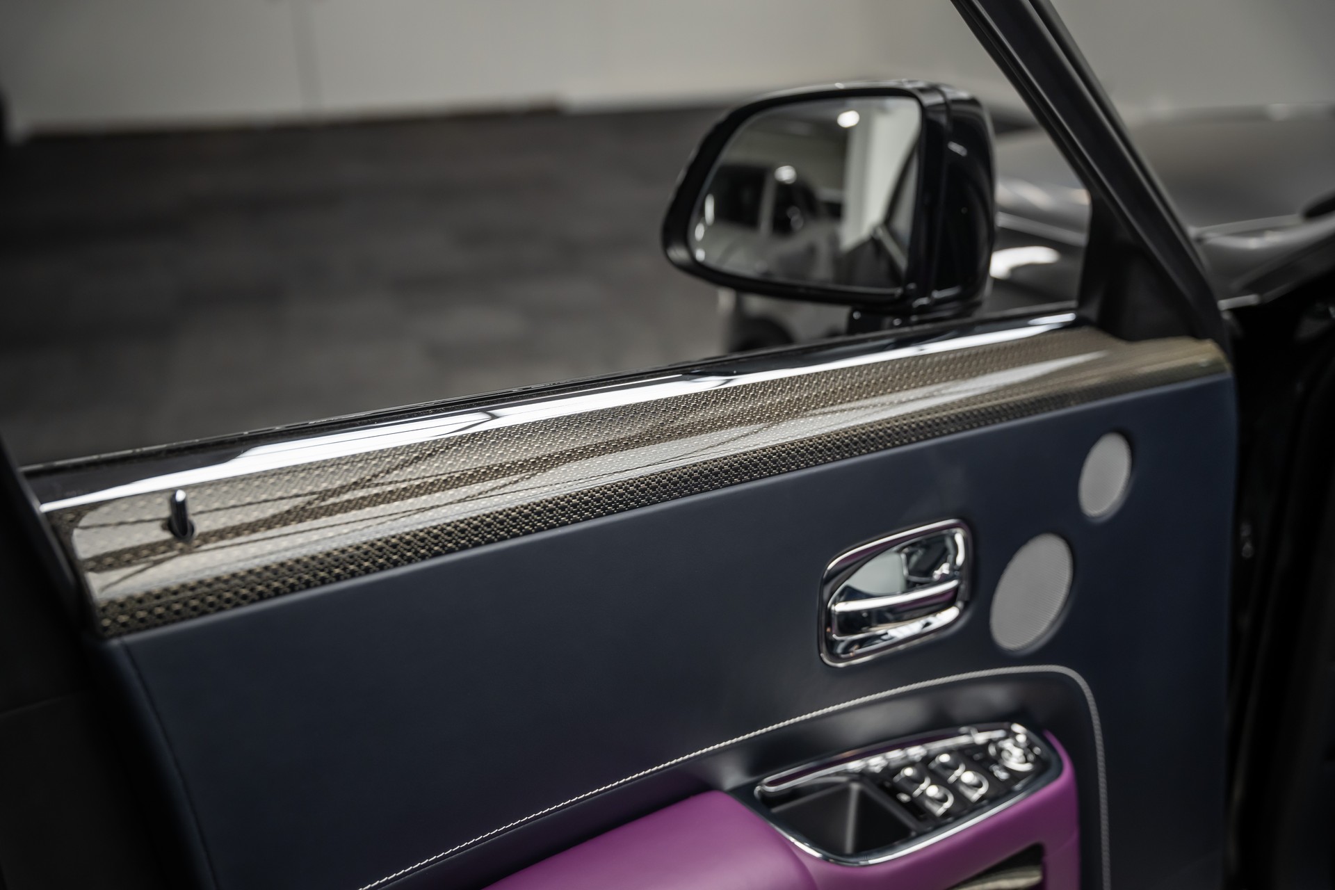 ROLLS-ROYCE * GHOST BLACK BADGE * BESPOKE TAILORED PURPLE INTERIEUR * EINMALIG IN EUROPA *-image-30