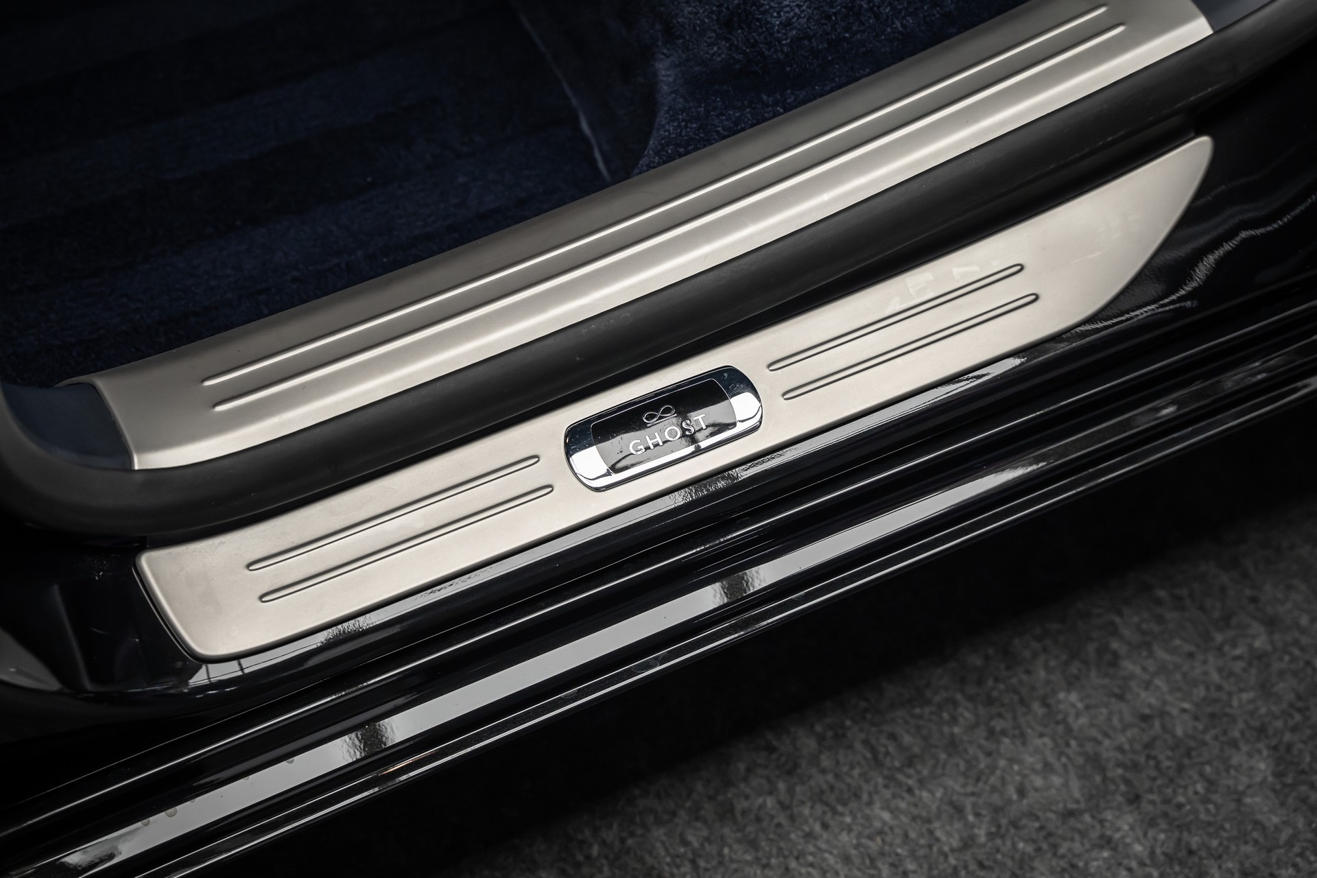 ROLLS-ROYCE * GHOST BLACK BADGE * BESPOKE TAILORED PURPLE INTERIEUR * EINMALIG IN EUROPA *-image-18