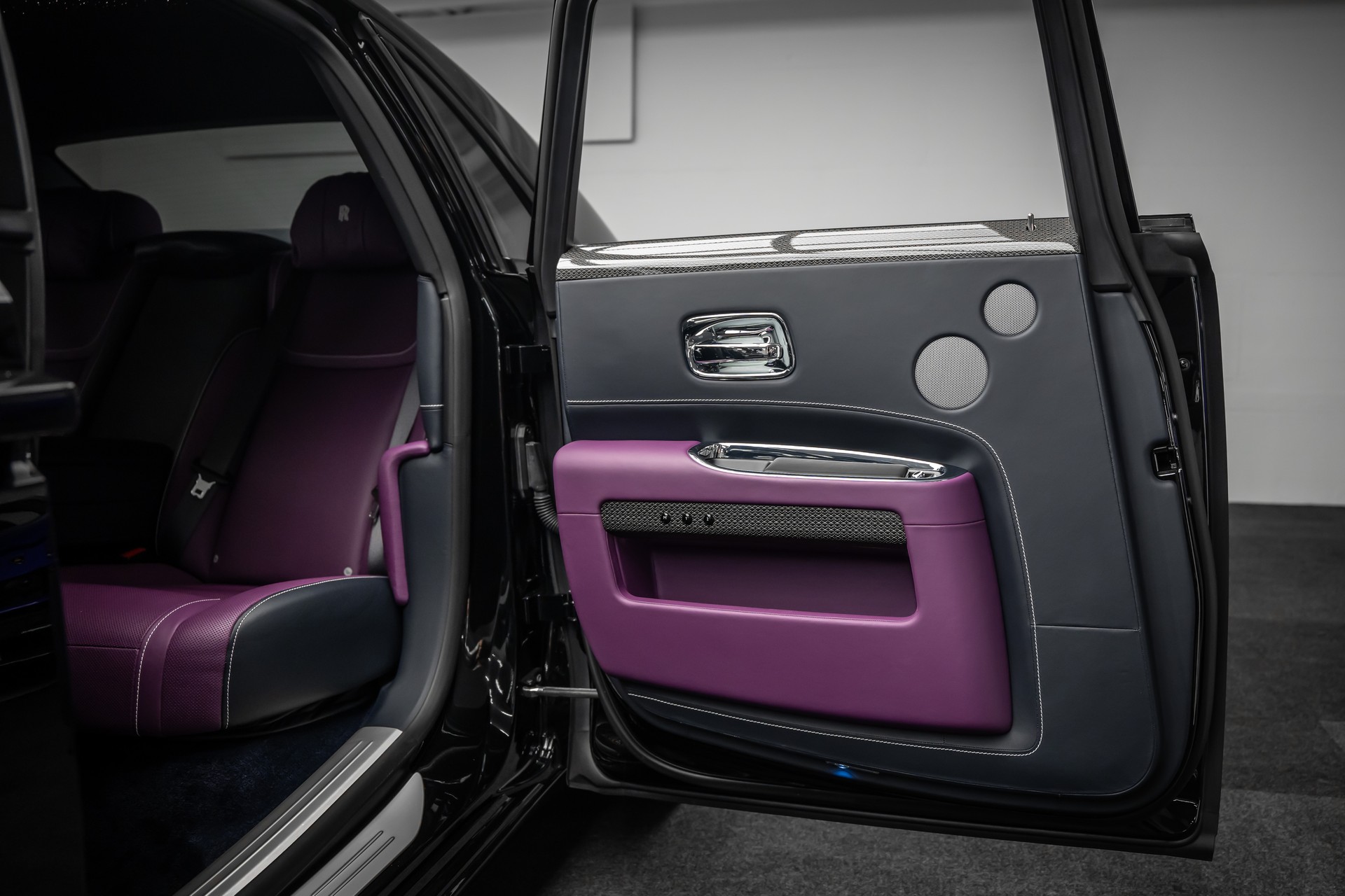 ROLLS-ROYCE * GHOST BLACK BADGE * BESPOKE TAILORED PURPLE INTERIEUR * EINMALIG IN EUROPA *-image-17