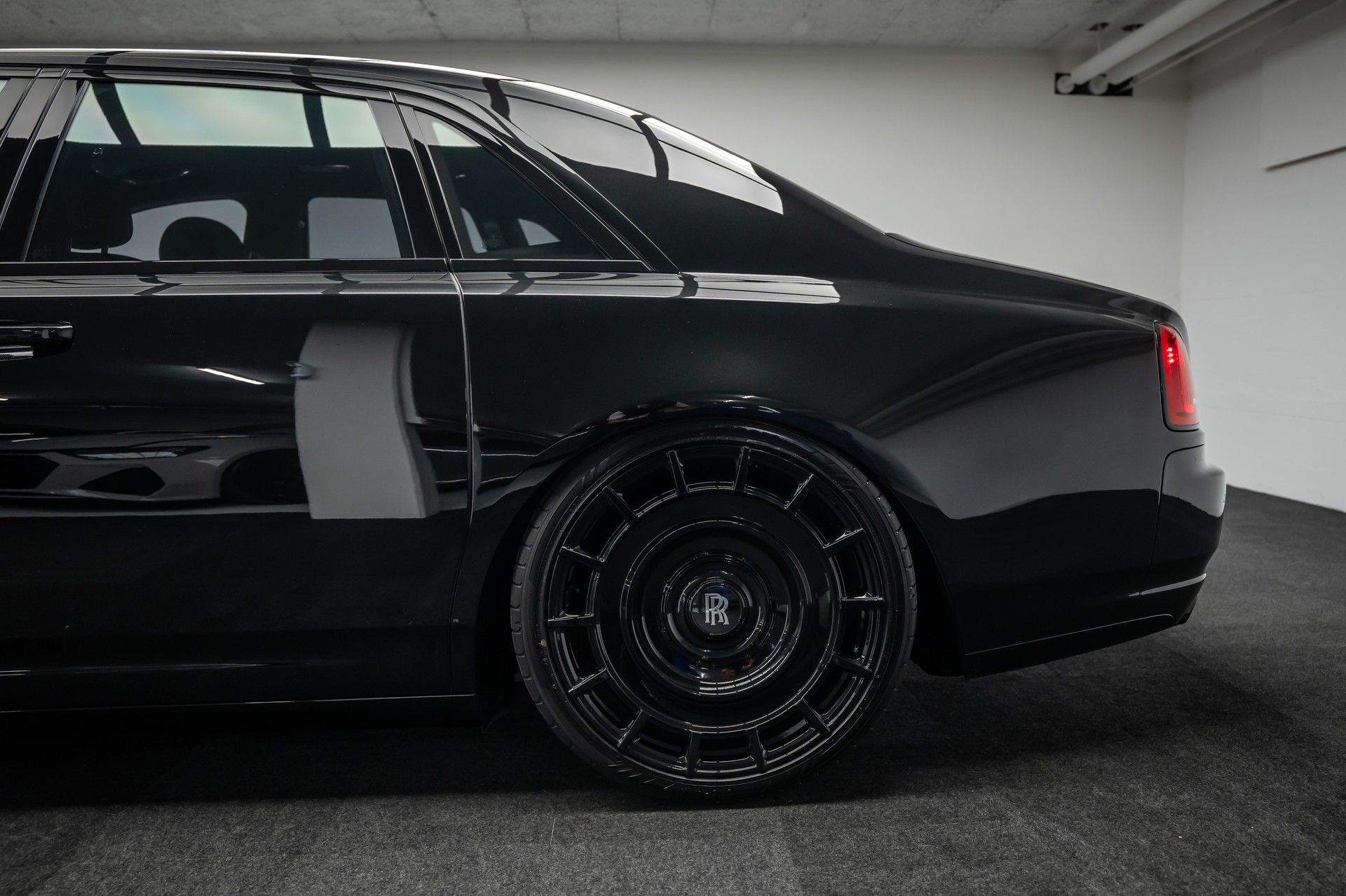 ROLLS-ROYCE * GHOST BLACK BADGE * BESPOKE TAILORED PURPLE INTERIEUR * EINMALIG IN EUROPA *-image-5