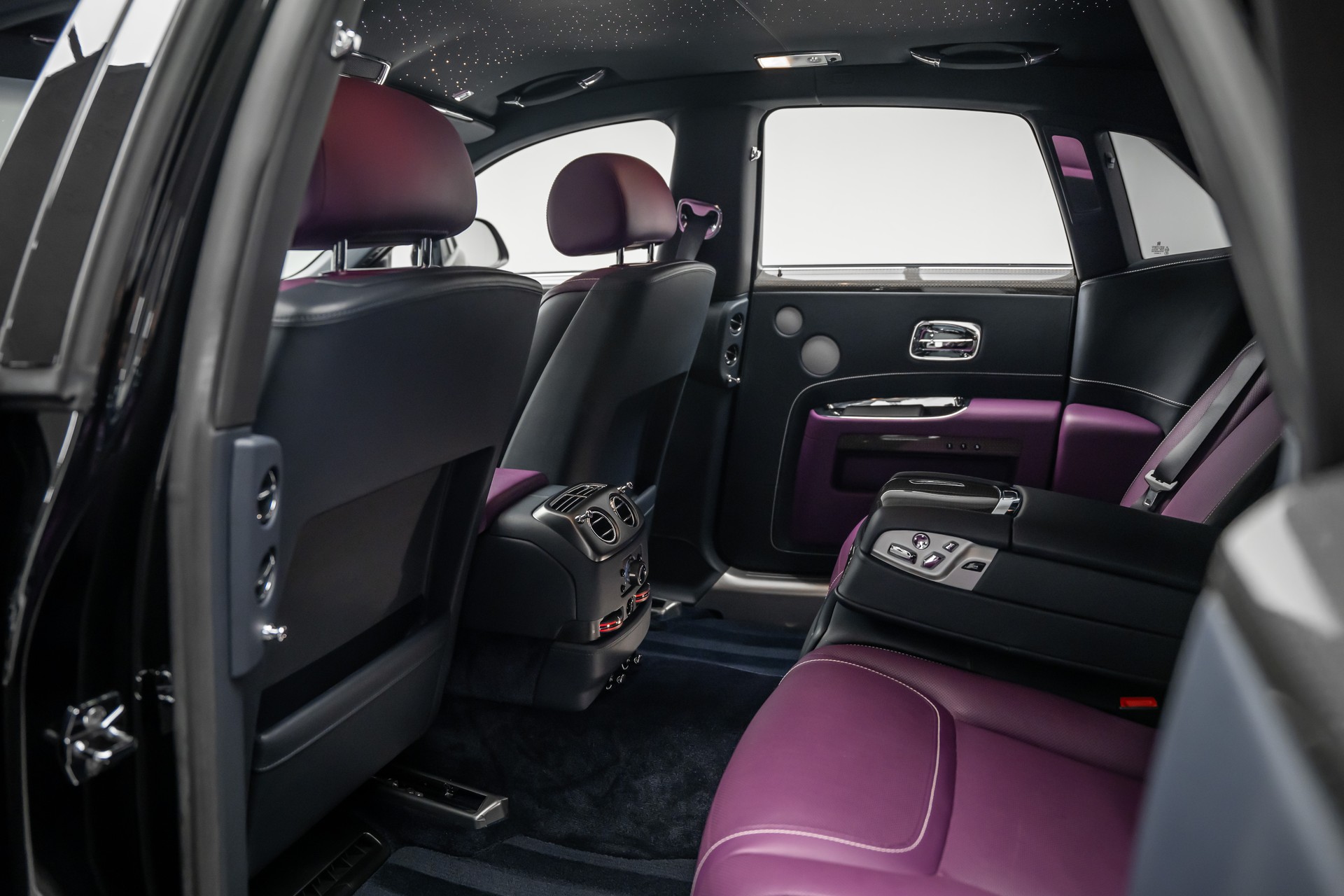 ROLLS-ROYCE * GHOST BLACK BADGE * BESPOKE TAILORED PURPLE INTERIEUR * EINMALIG IN EUROPA *-image-19