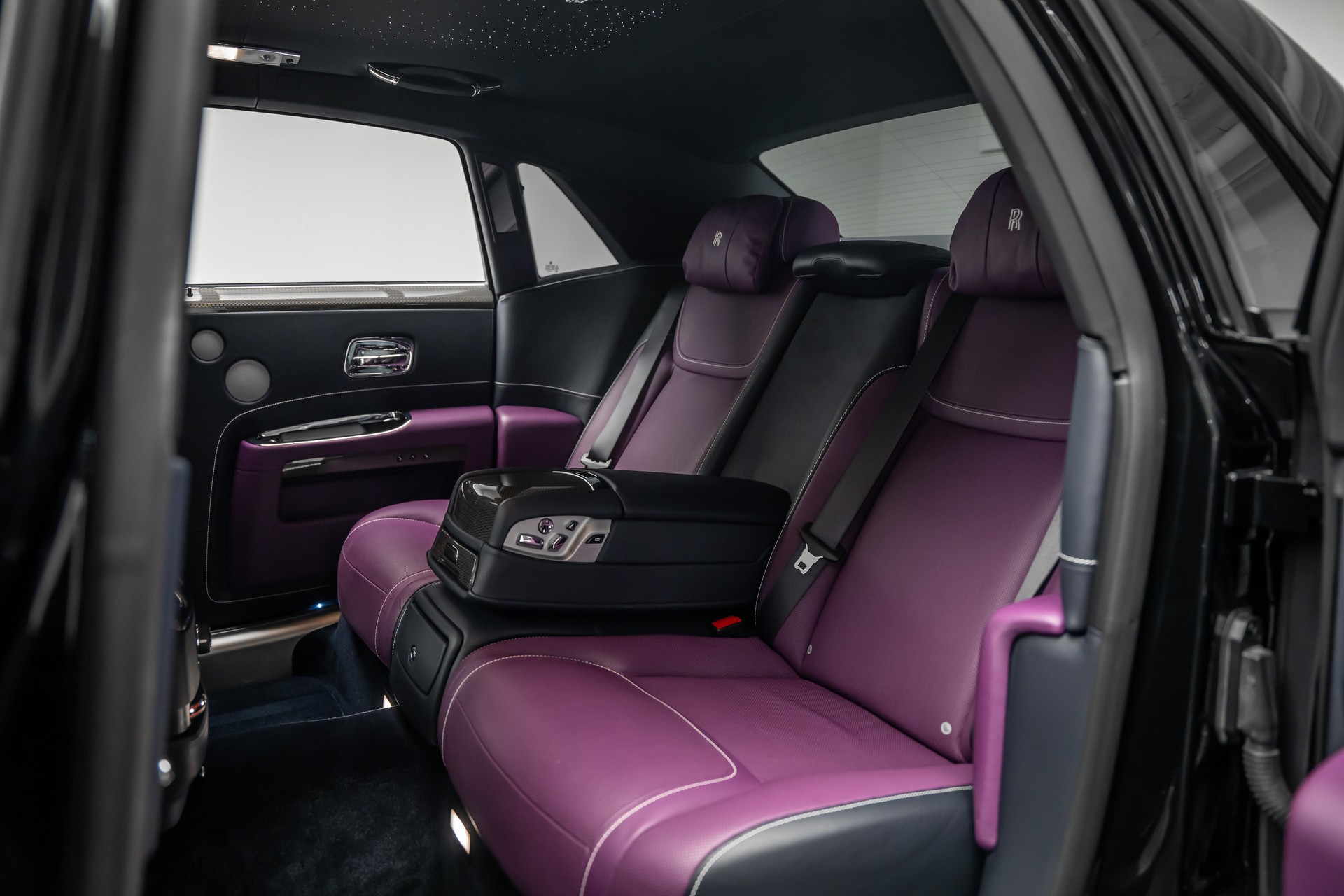 ROLLS-ROYCE * GHOST BLACK BADGE * BESPOKE TAILORED PURPLE INTERIEUR * EINMALIG IN EUROPA *-showroom-element-3