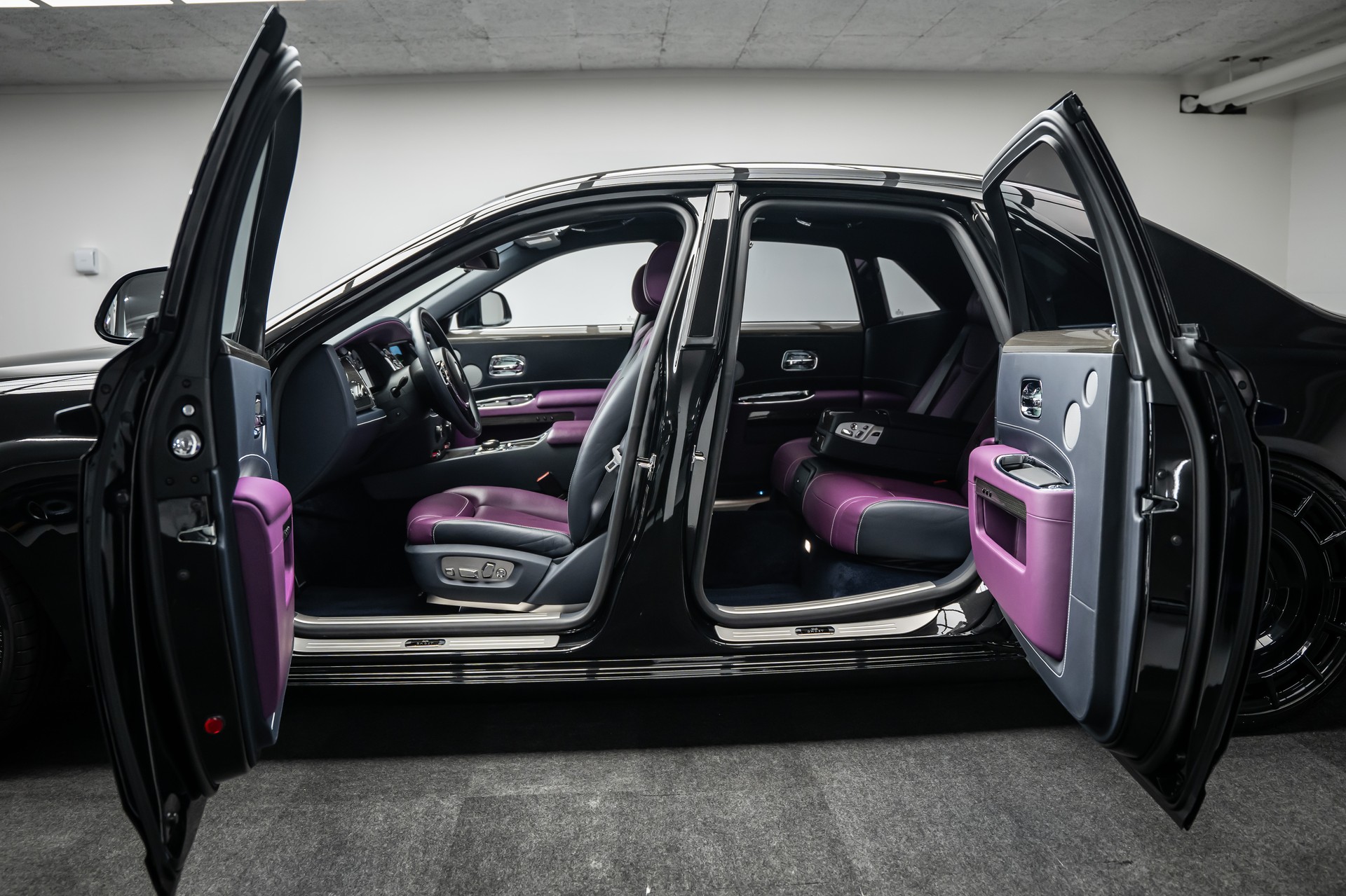ROLLS-ROYCE * GHOST BLACK BADGE * BESPOKE TAILORED PURPLE INTERIEUR * EINMALIG IN EUROPA *-showroom-element-1