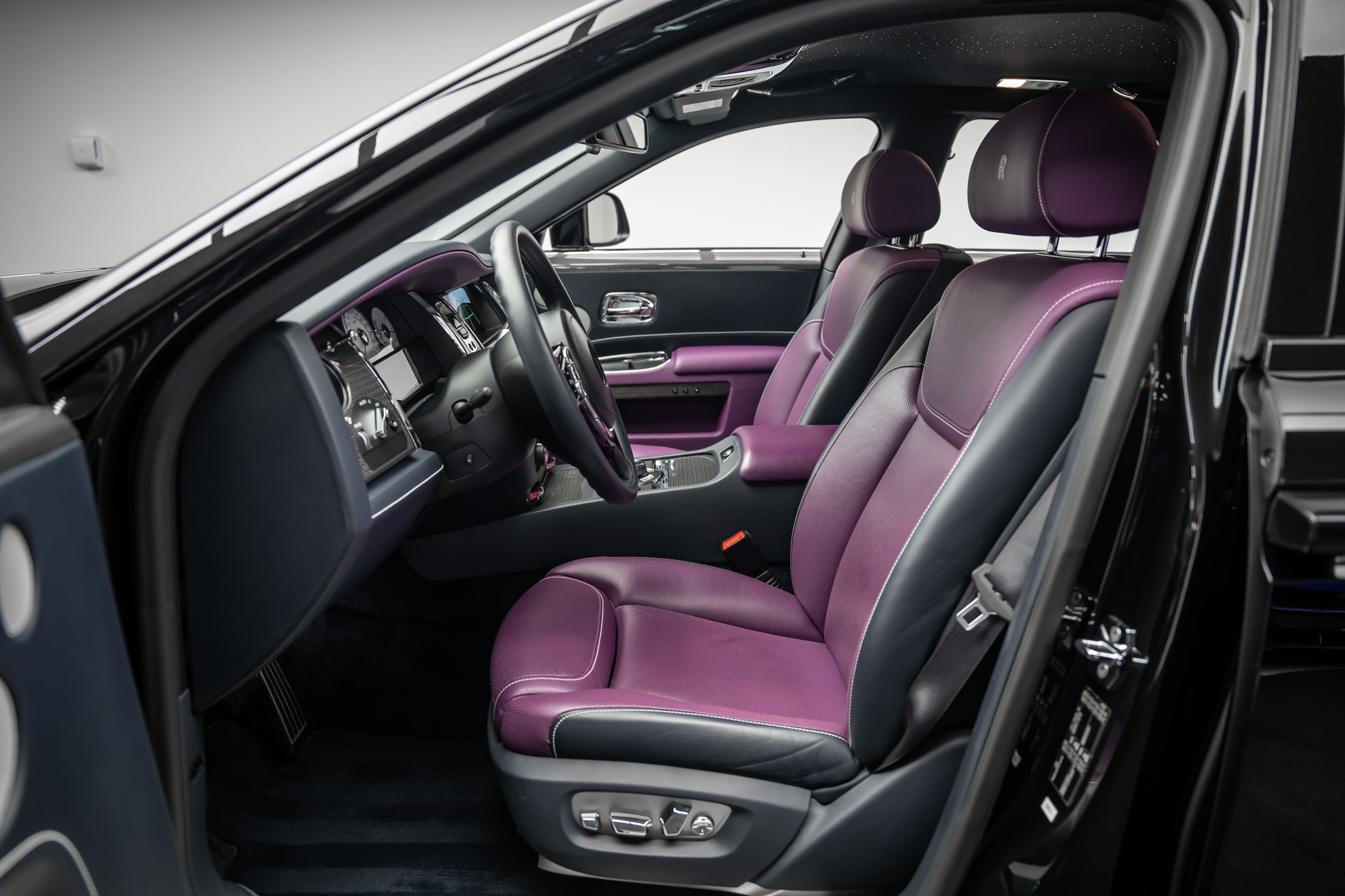 ROLLS-ROYCE * GHOST BLACK BADGE * BESPOKE TAILORED PURPLE INTERIEUR * EINMALIG IN EUROPA *-image-16