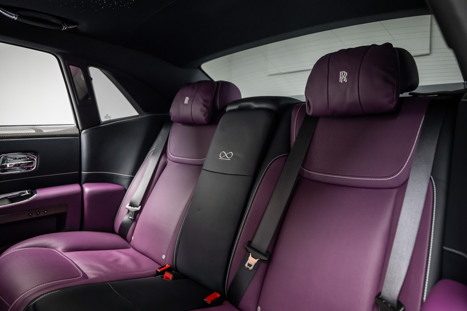 ROLLS-ROYCE * GHOST BLACK BADGE * BESPOKE TAILORED PURPLE INTERIEUR * EINMALIG IN EUROPA *-image-24